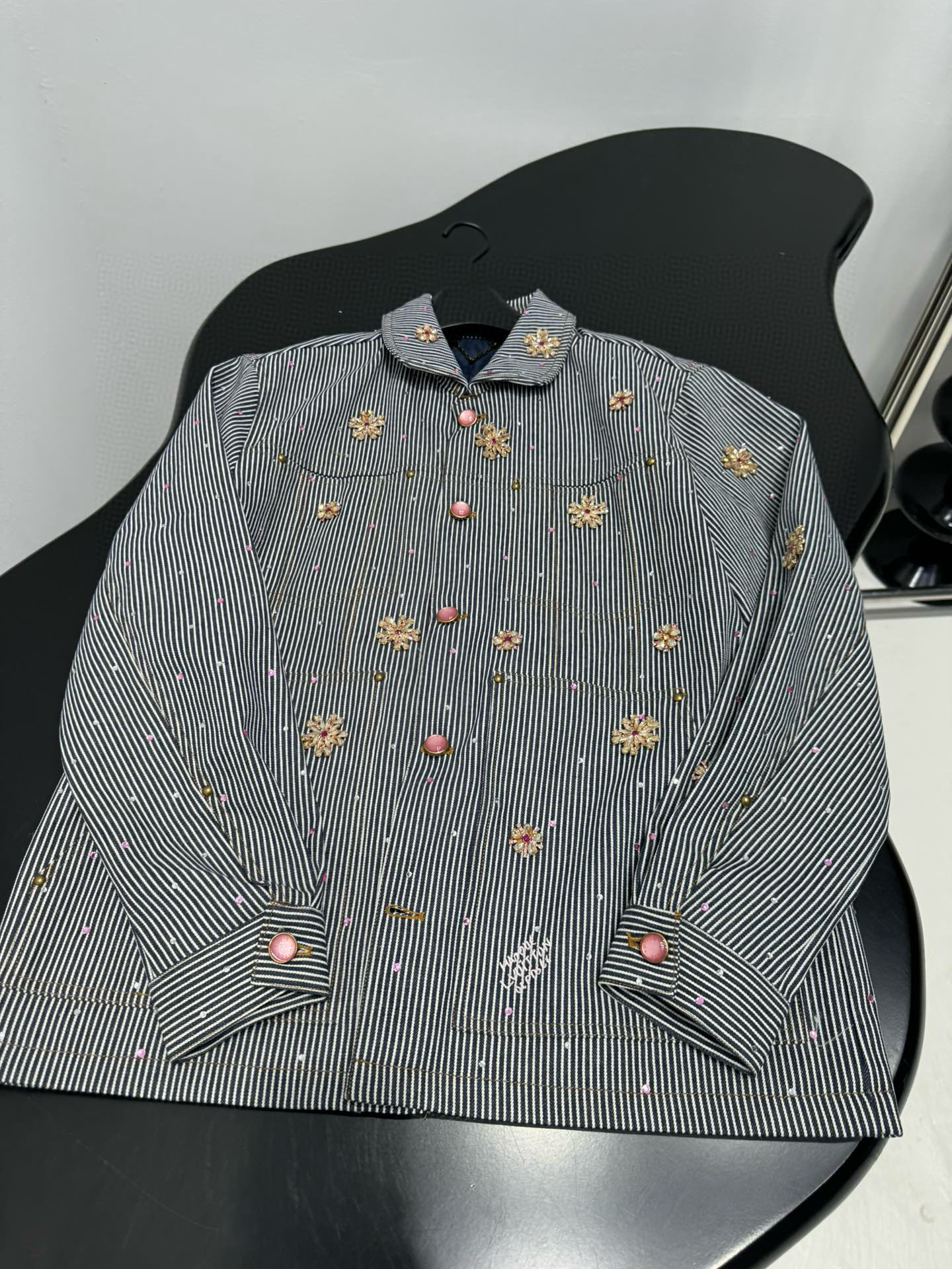 Жакет женский в стиле Loewe из хлопковой ткани серого цвета с полоской и декоративной вышивкой