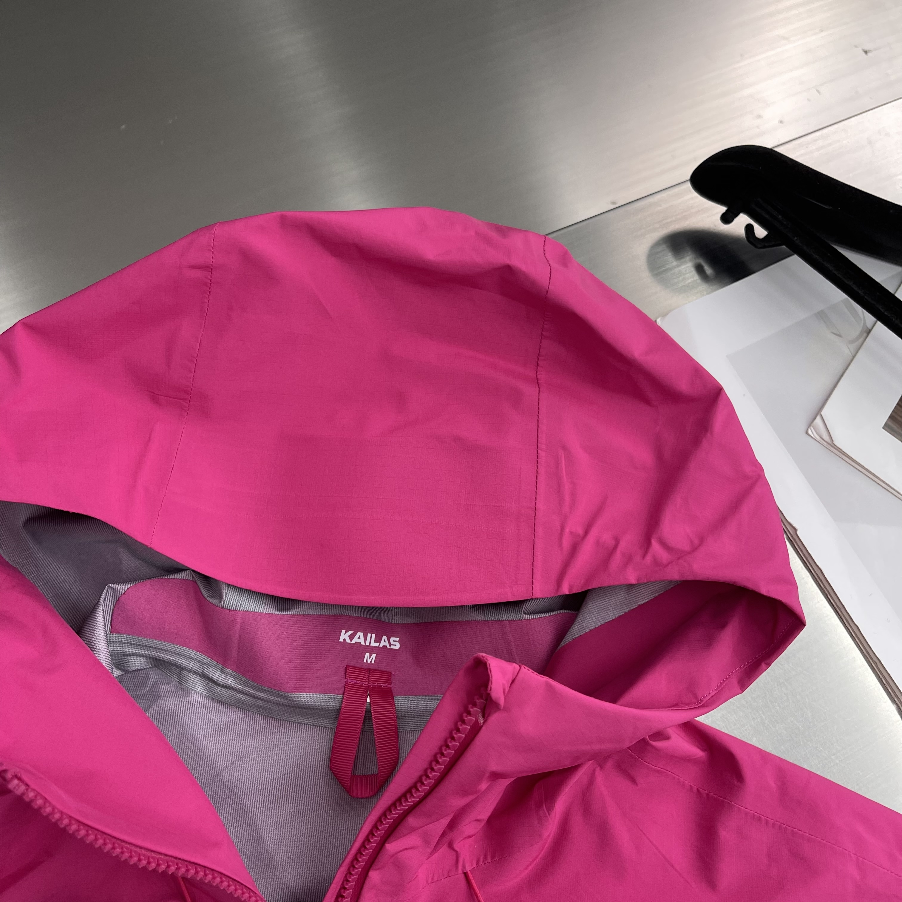 Куртка мужская Kailas softshell с капюшоном ярко-розового цвета водо- и ветрозащитная