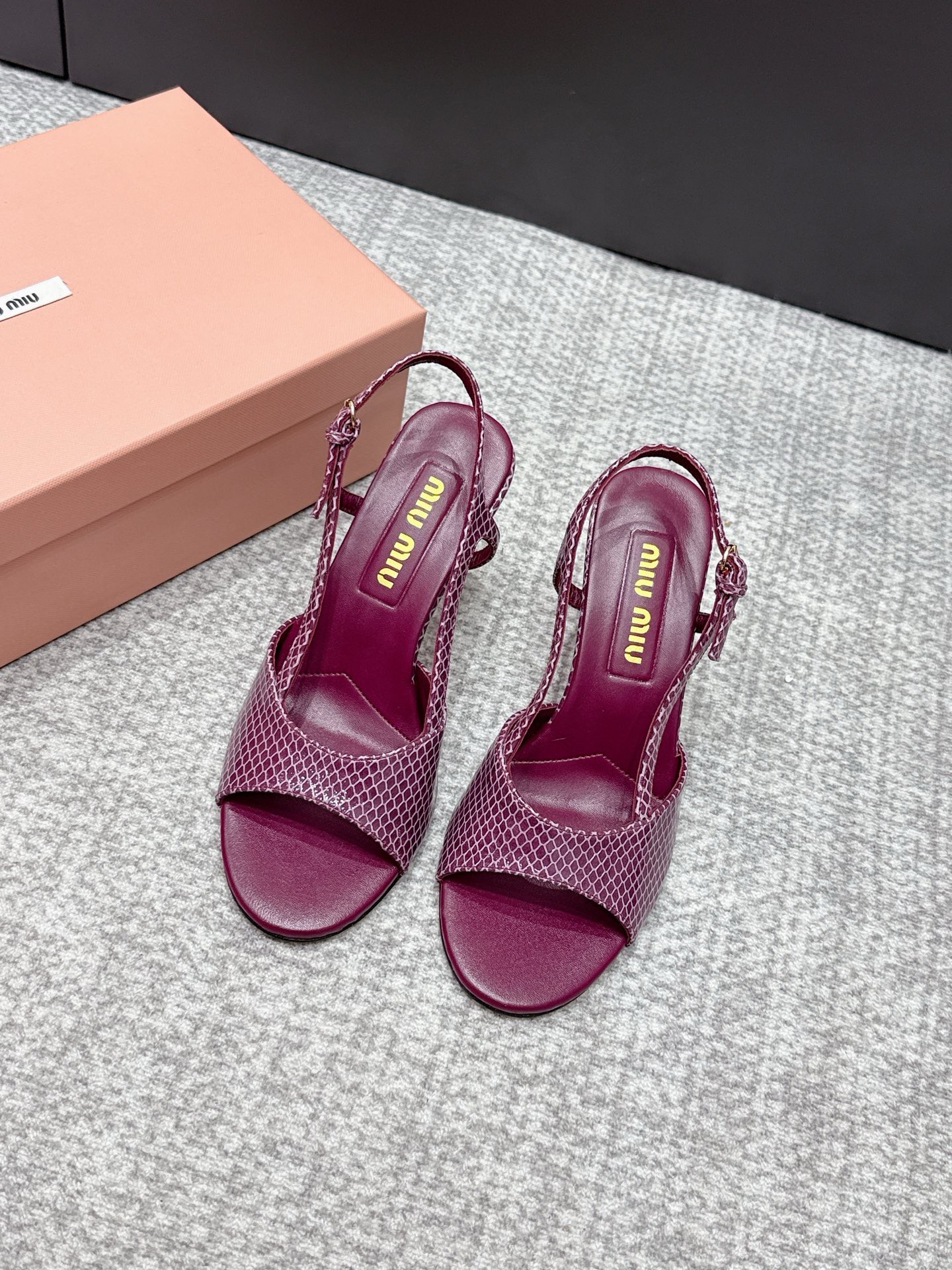 Босоножки женские Miu Miu фиолетового цвета