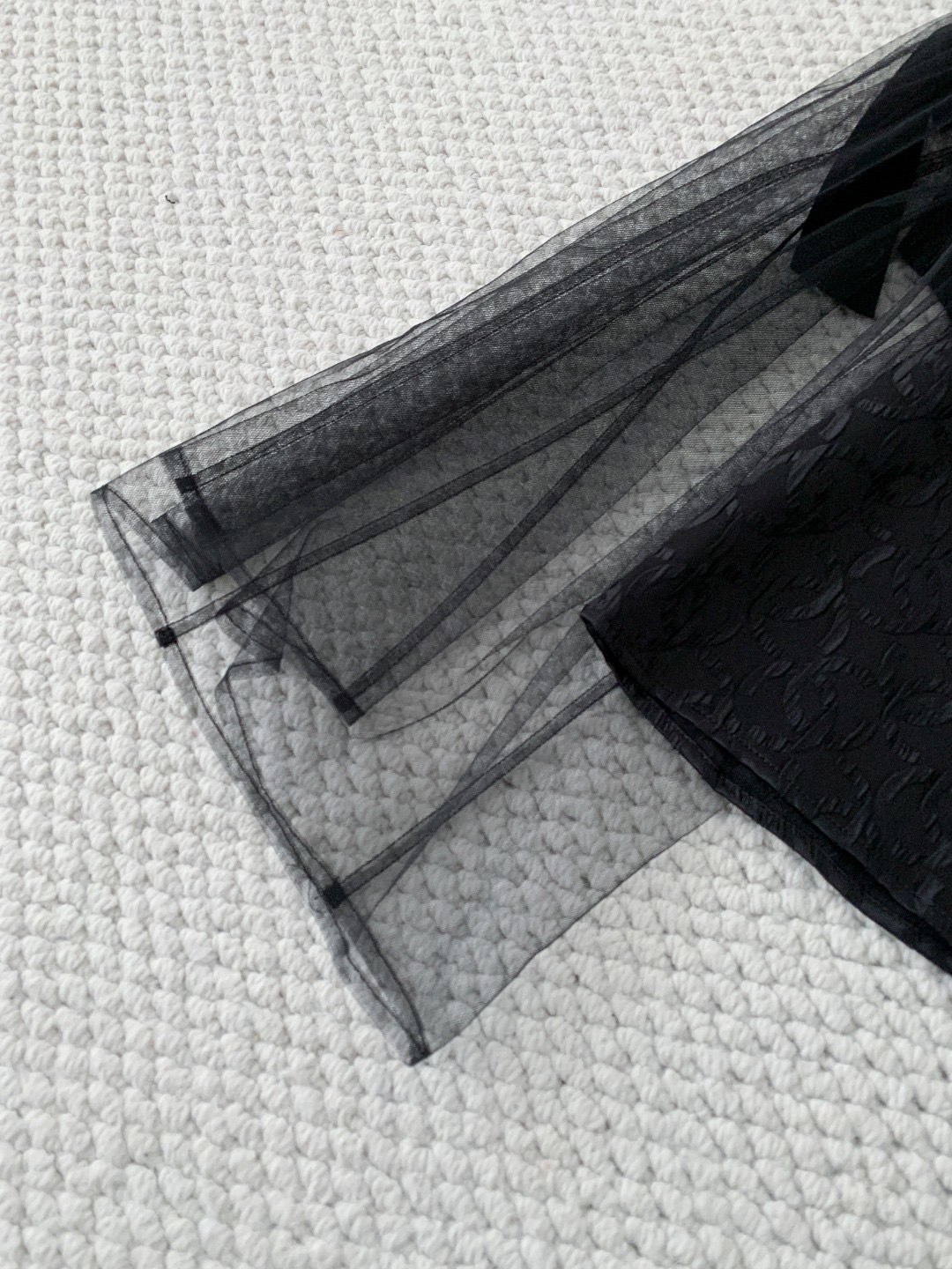 Блуза женская в стиле Chanel с круглым вырезом и бантом из жаккардовой ткани чёрного цвета с прозрачными рукавами