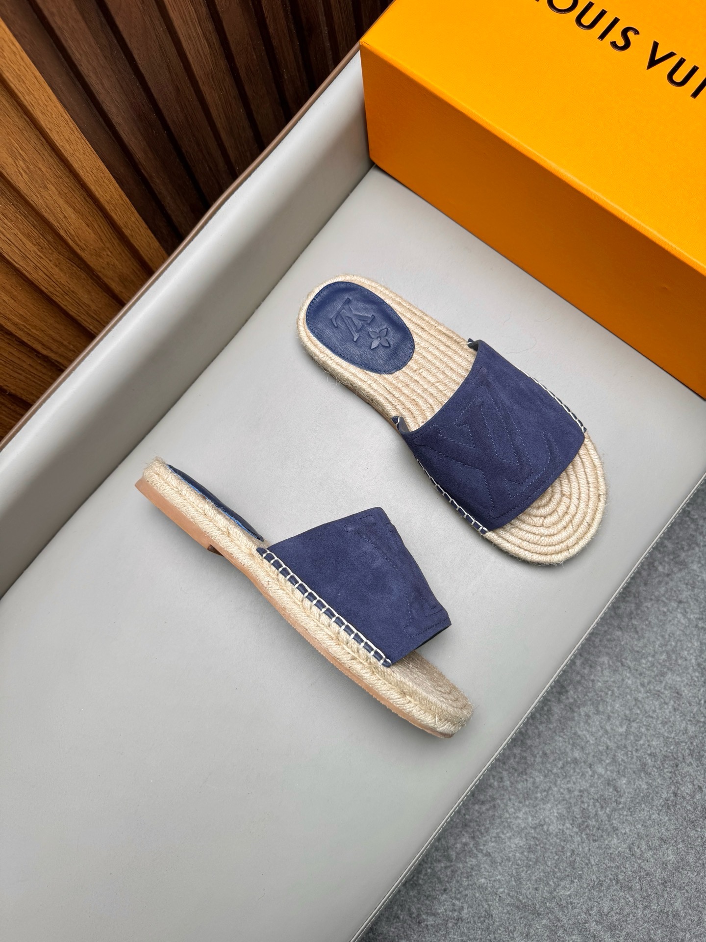 Шлёпанцы мужские в стиле Louis Vuitton из натуральной замши синего цвета