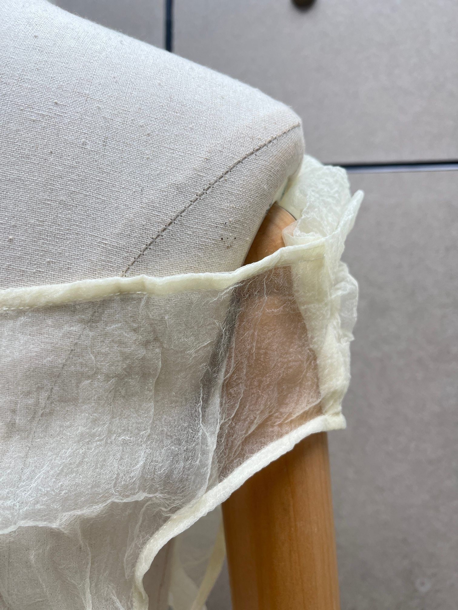 Комплект женский из органзы молочного цвета: топ с драпировкой и юбка миди с плиссировкой