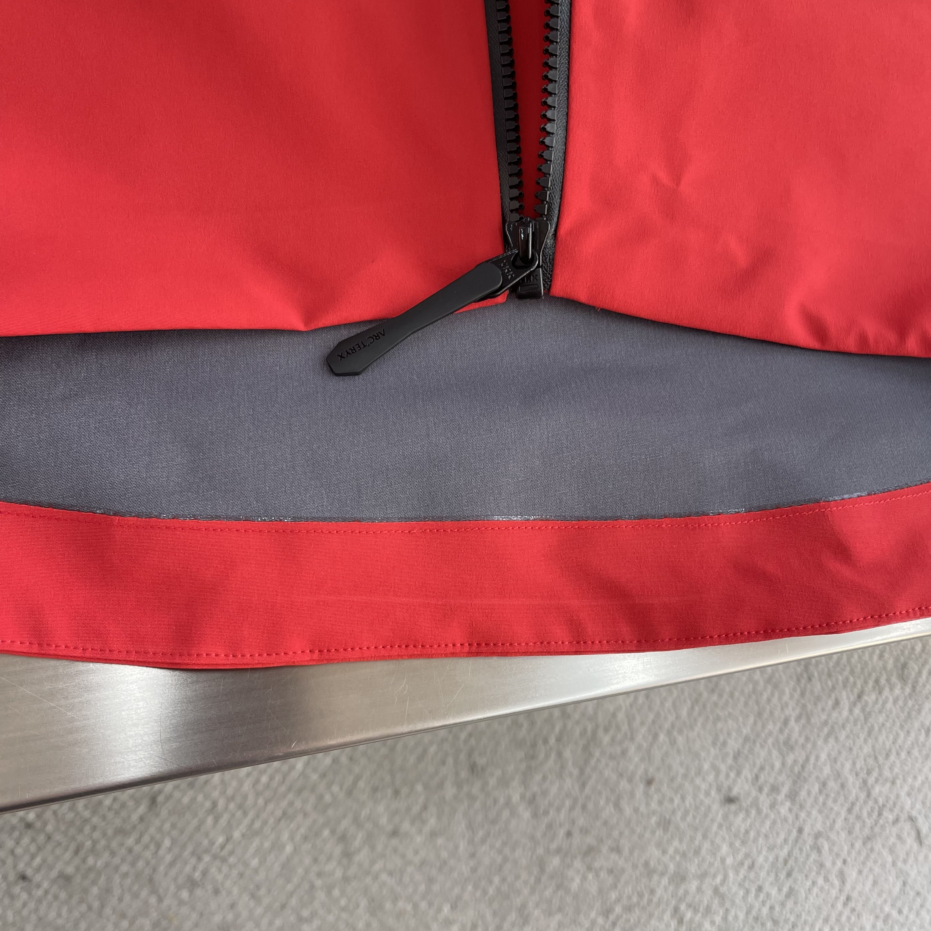 Куртка унисекс в стиле Arc'teryx Alpha SV с капюшоном красного цвета