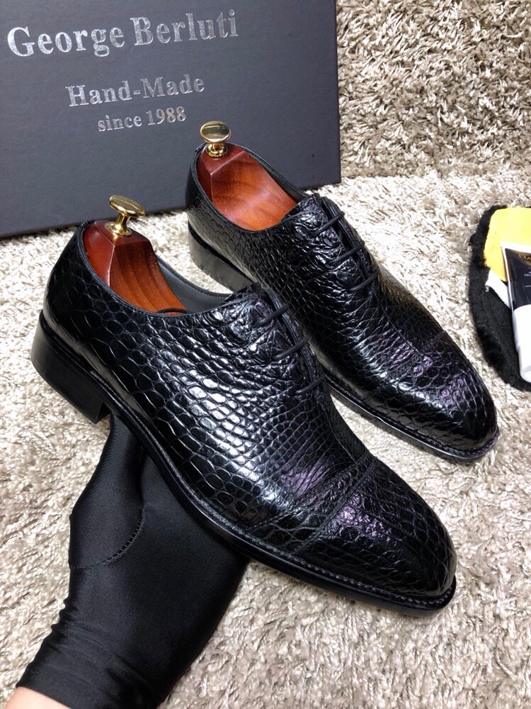 Туфли мужские Berluti из кожи крокодила черного цвета