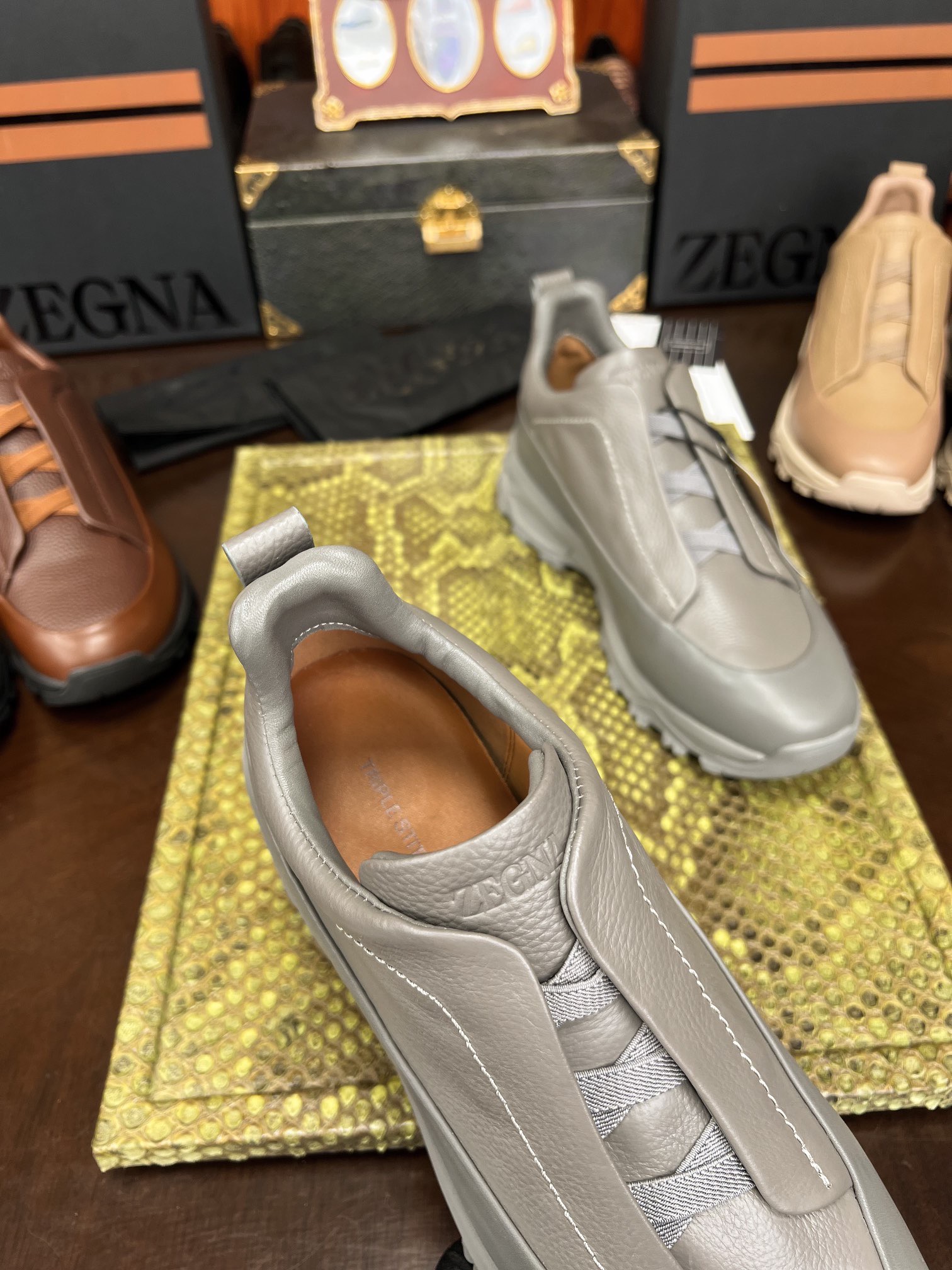 Кроссовки мужские в стиле Zegna Triple Stitch из натуральной кожи серого цвета