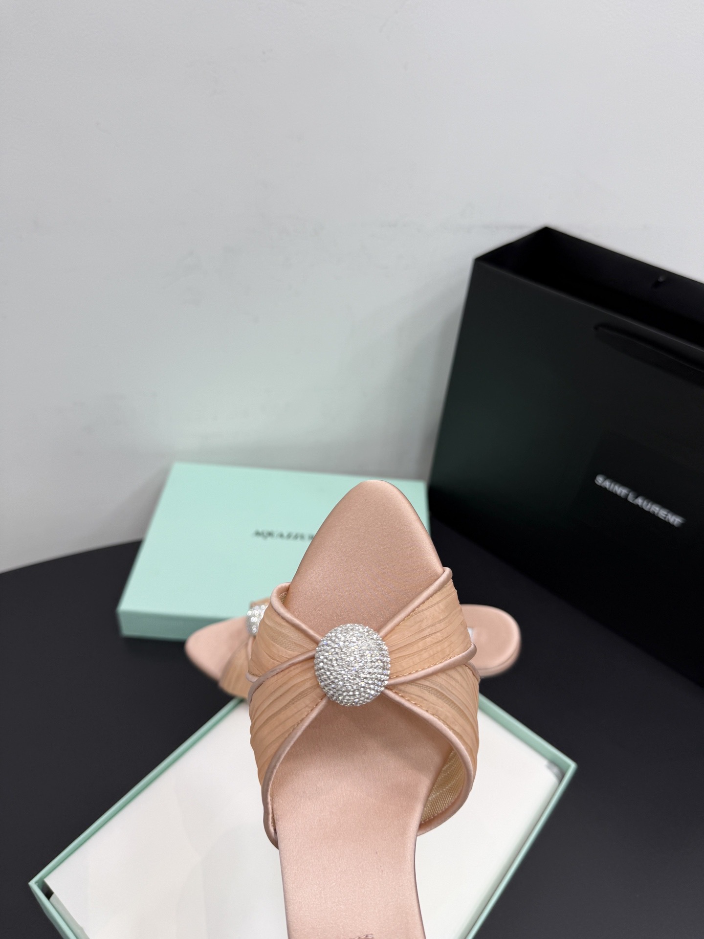 Мюли женские Aquazzura из натурального шёлка бежево-розового цвета