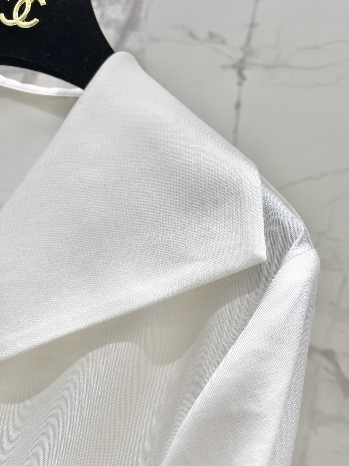 Блуза женская в стиле Chanel молочного цвета с V-образным вырезом