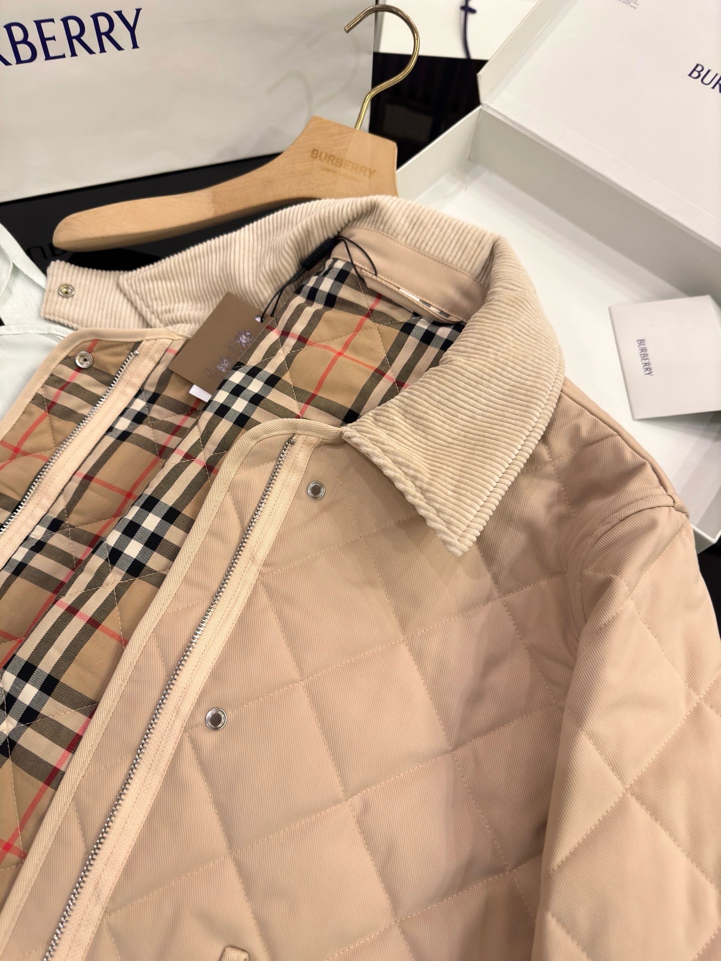 Куртка женская в стиле Burberry укороченная светло-коричневого цвета с вельветовым воротником