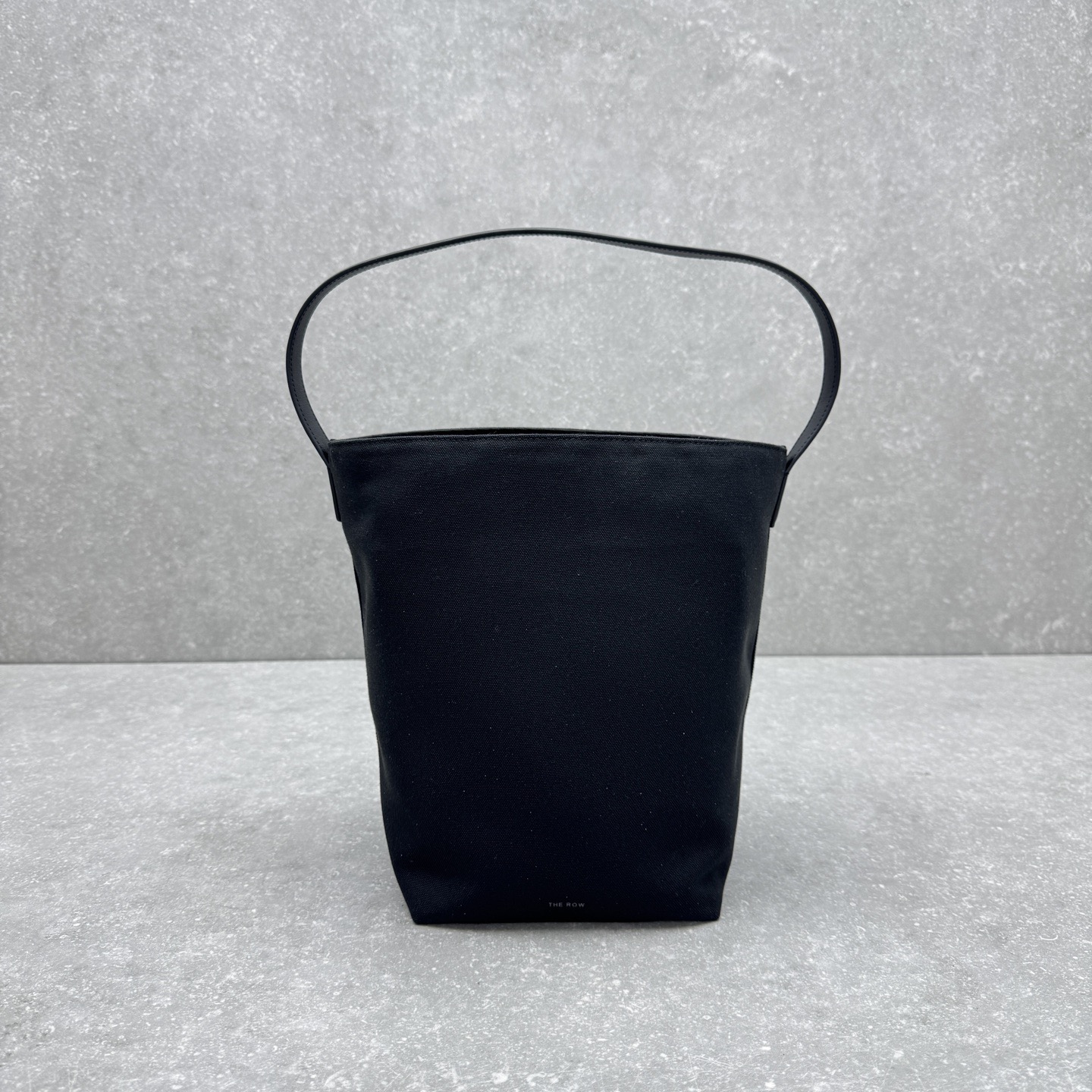 Сумка женская в стиле The Row Bucket из текстиля и натуральной кожи черного цвета