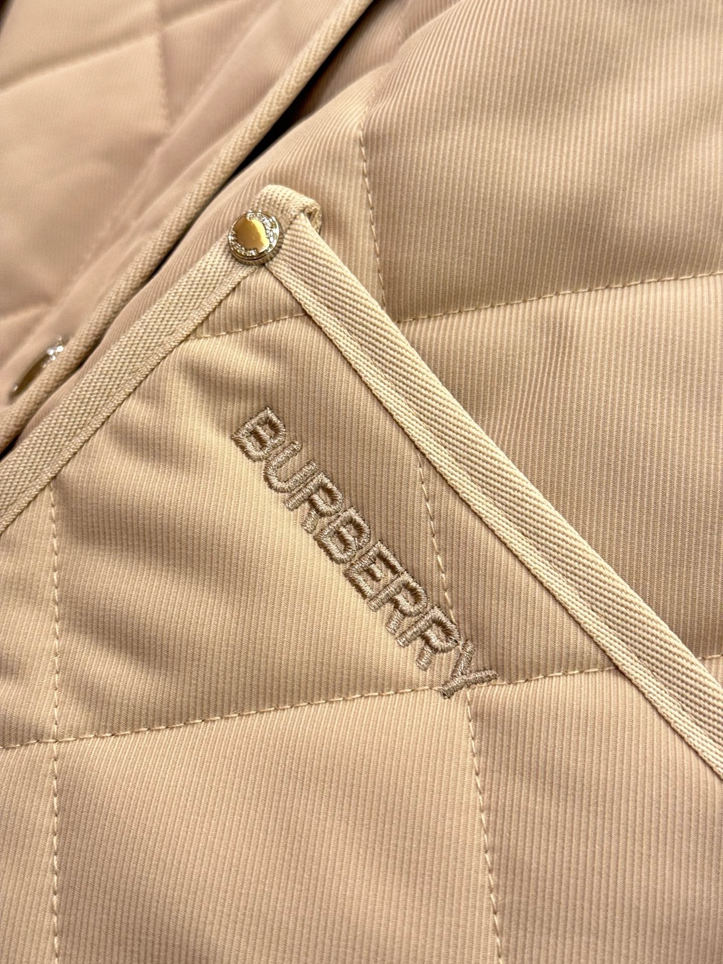 Куртка женская в стиле Burberry укороченная светло-коричневого цвета с вельветовым воротником