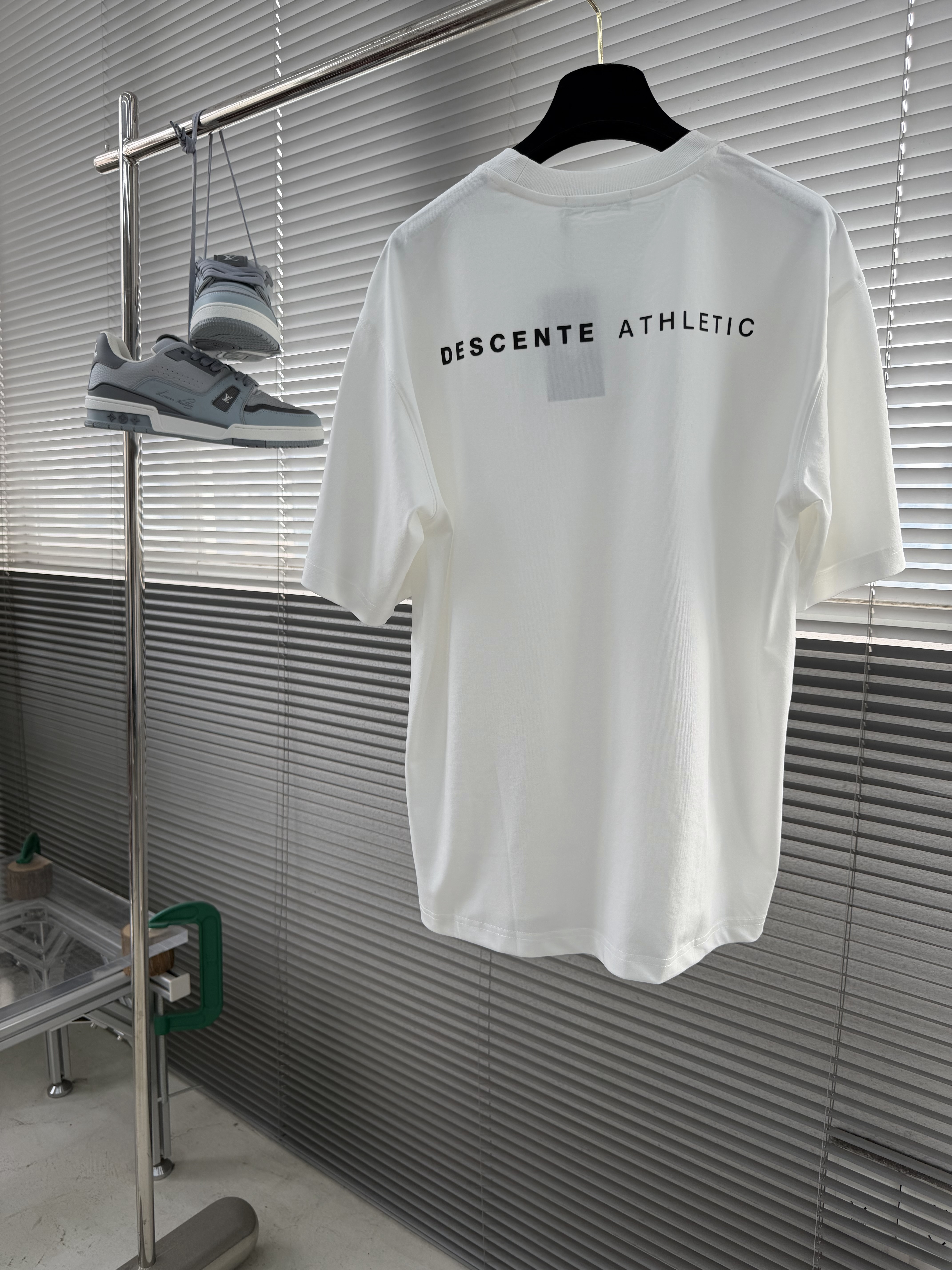 Футболка мужская в стиле Descente прямого кроя с логотипом