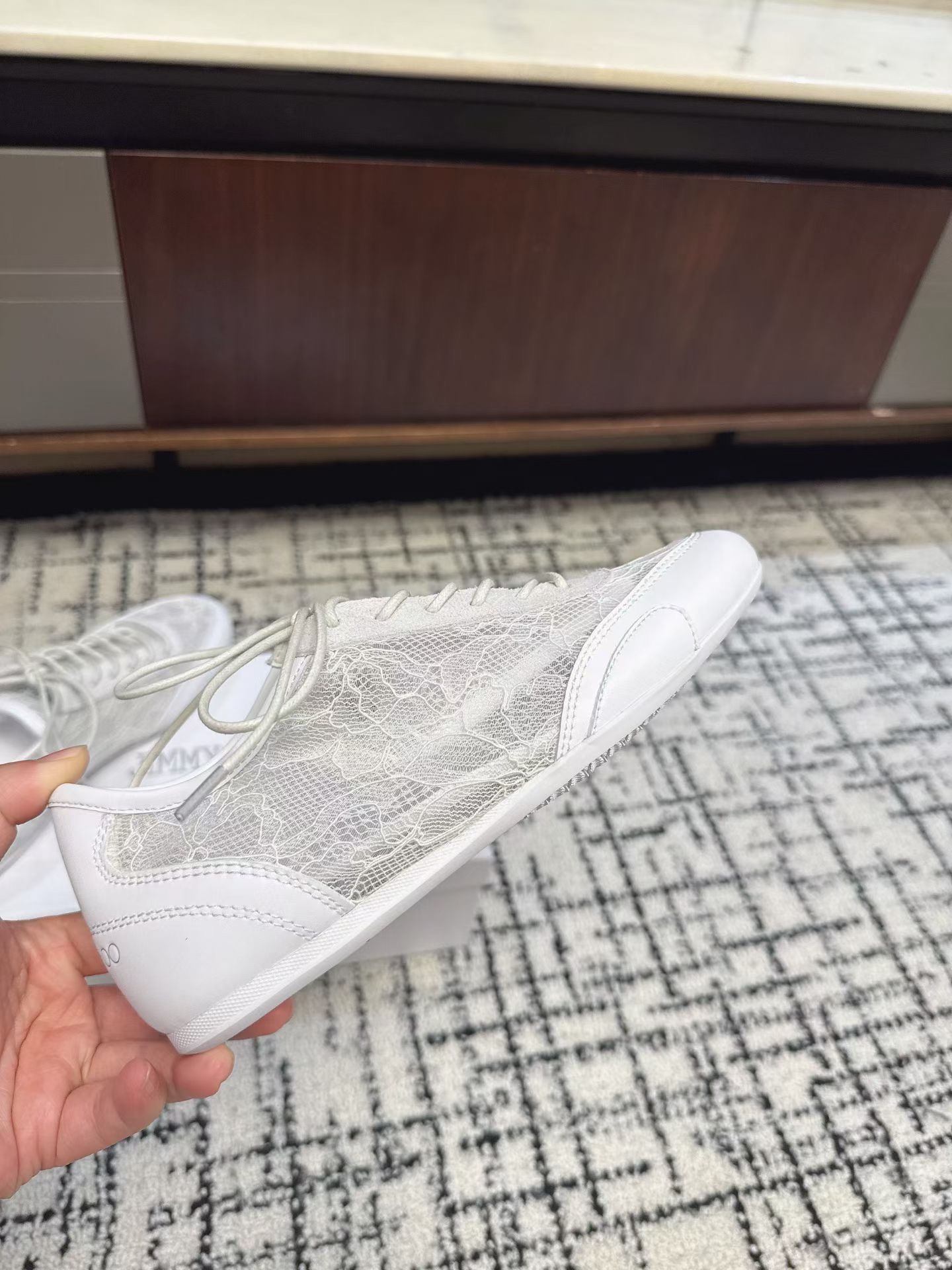 Кроссовки женские в стиле Jimmy Choo белого цвета