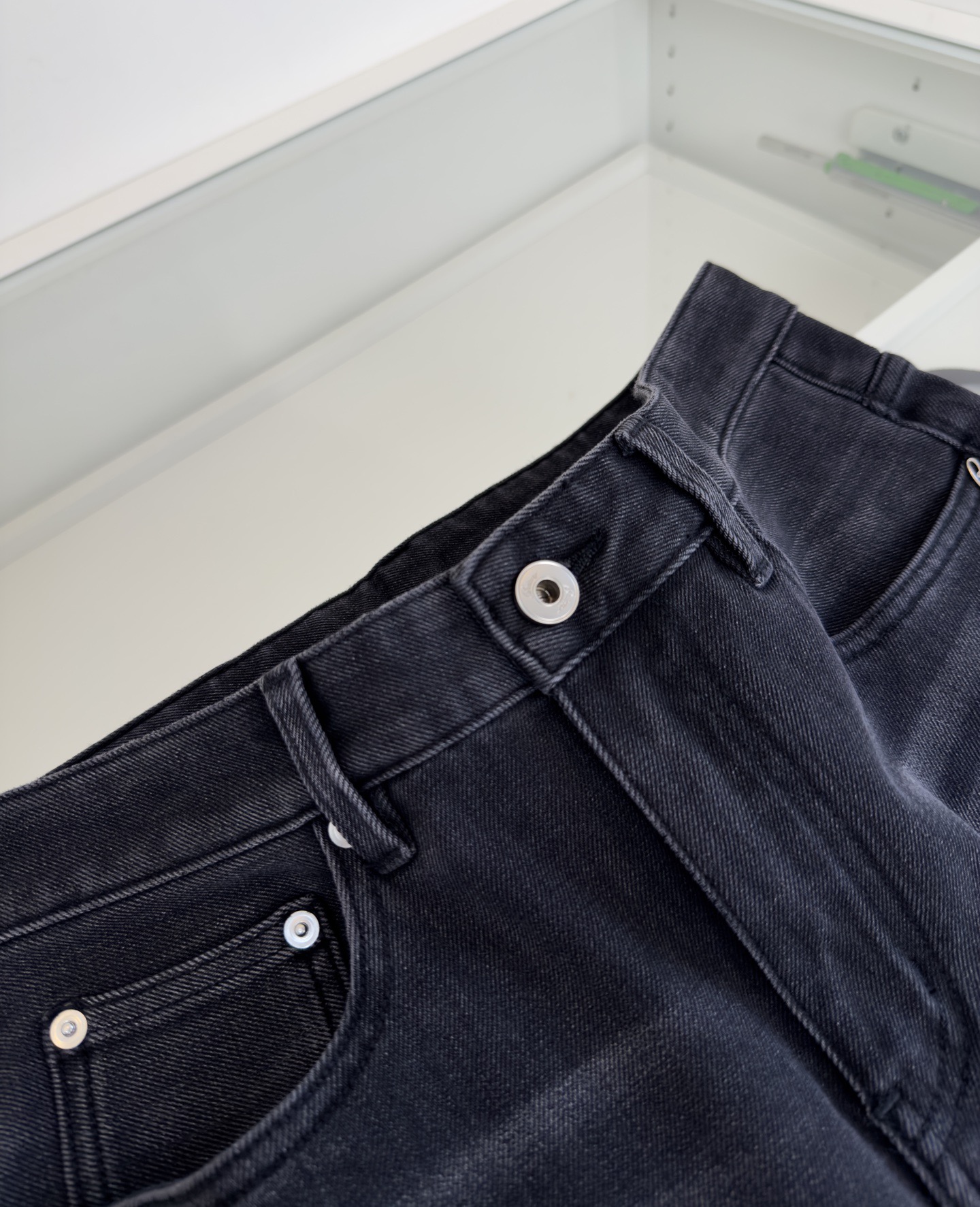 Джинсы мужские в стиле Brioni прямого кроя чёрно-серого цвета из денима