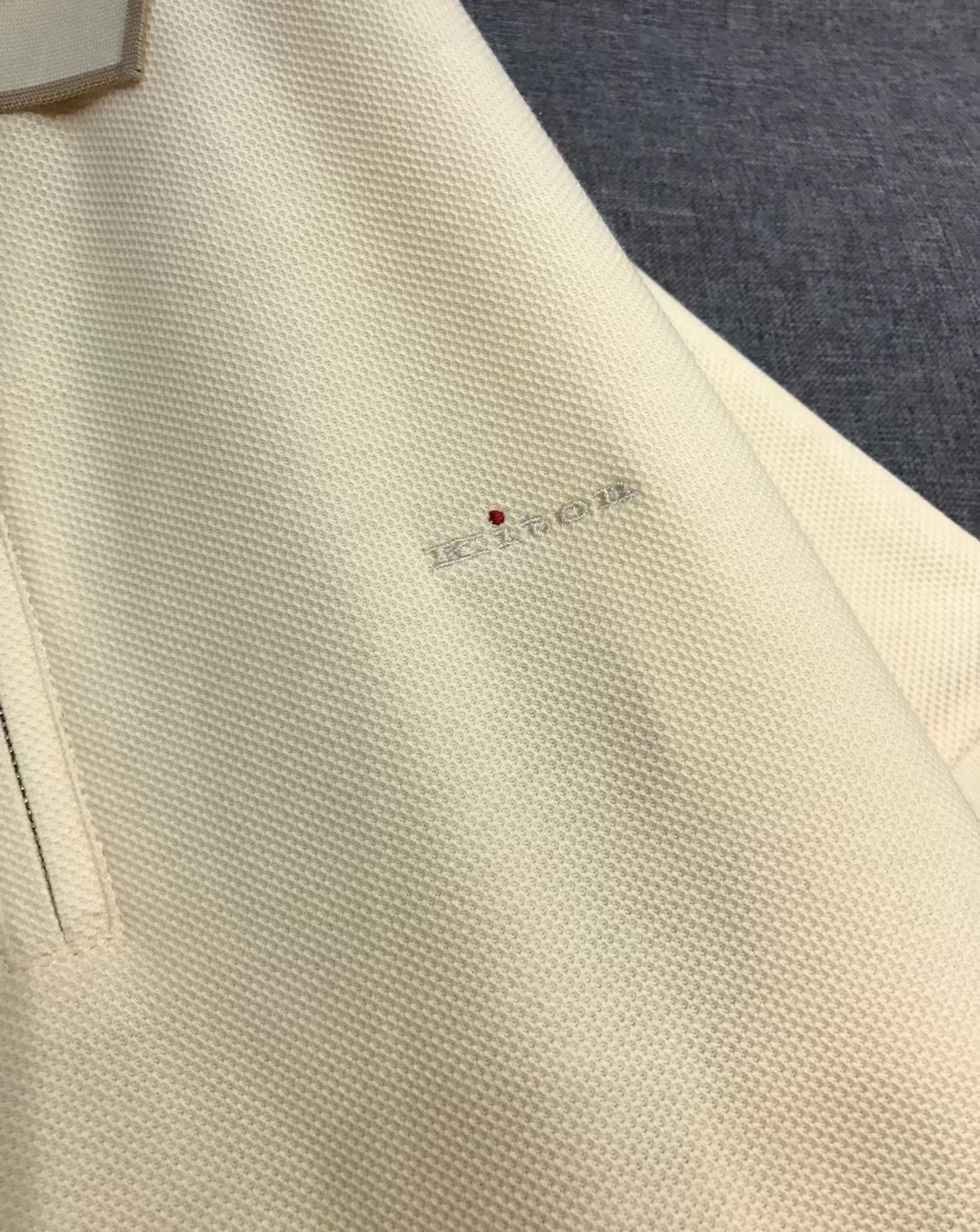 Поло мужское в стиле Kiton молочного цвета с коротким рукавом