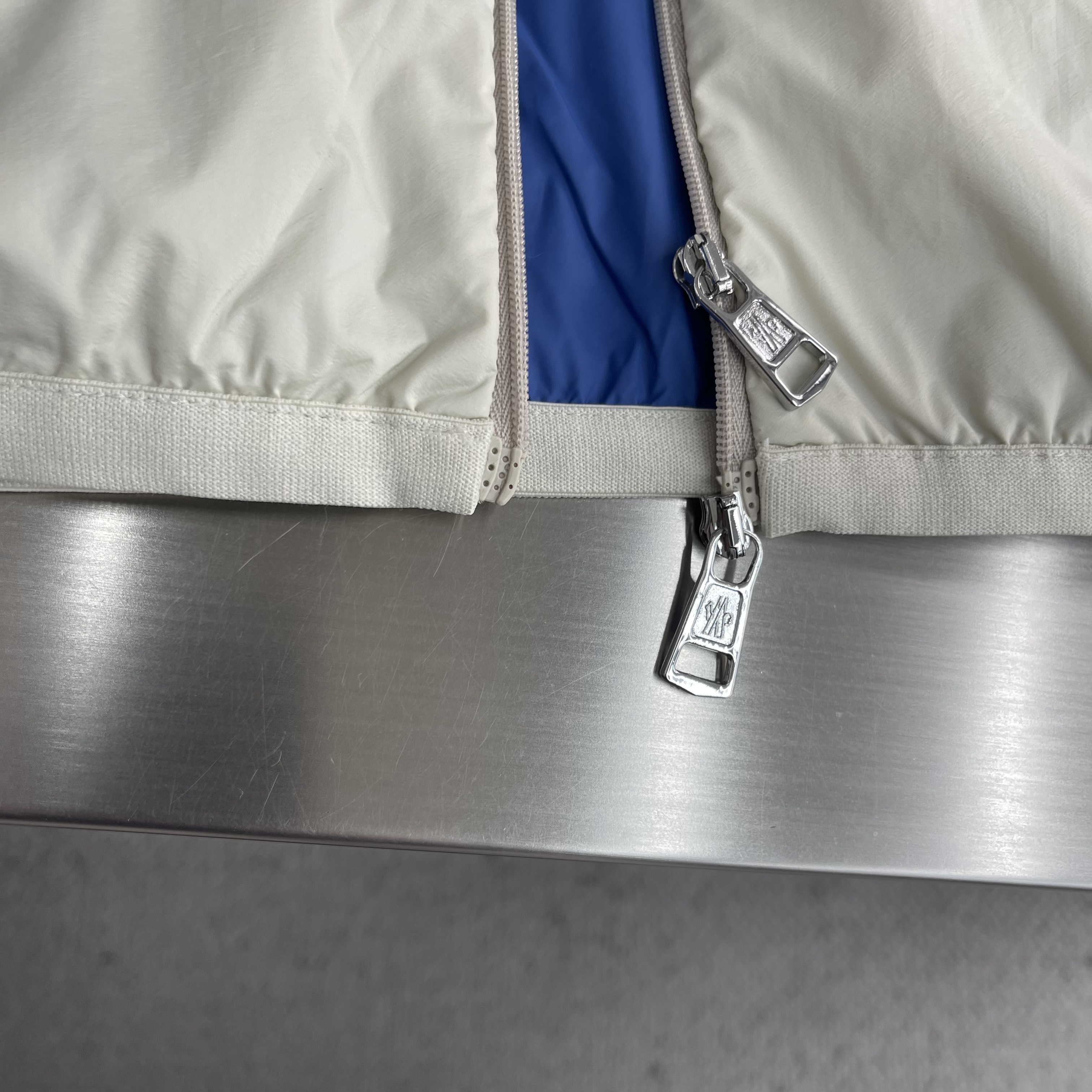 Куртка мужская в стиле Moncler лёгкая ветровка бежевого цвета на молнии