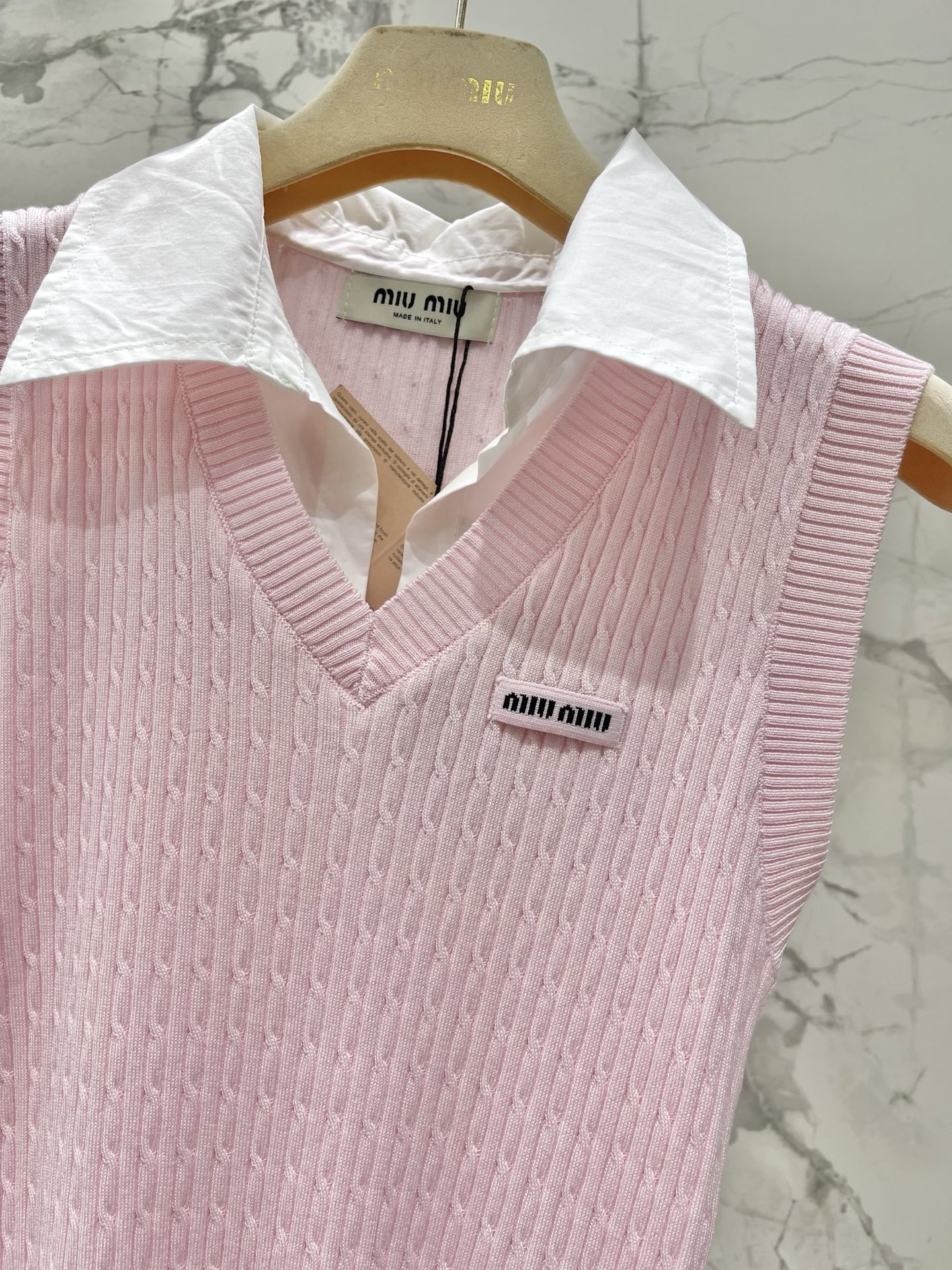 Топ женский в стиле Miu Miu вязаный с отложным воротником без рукавов розового цвета