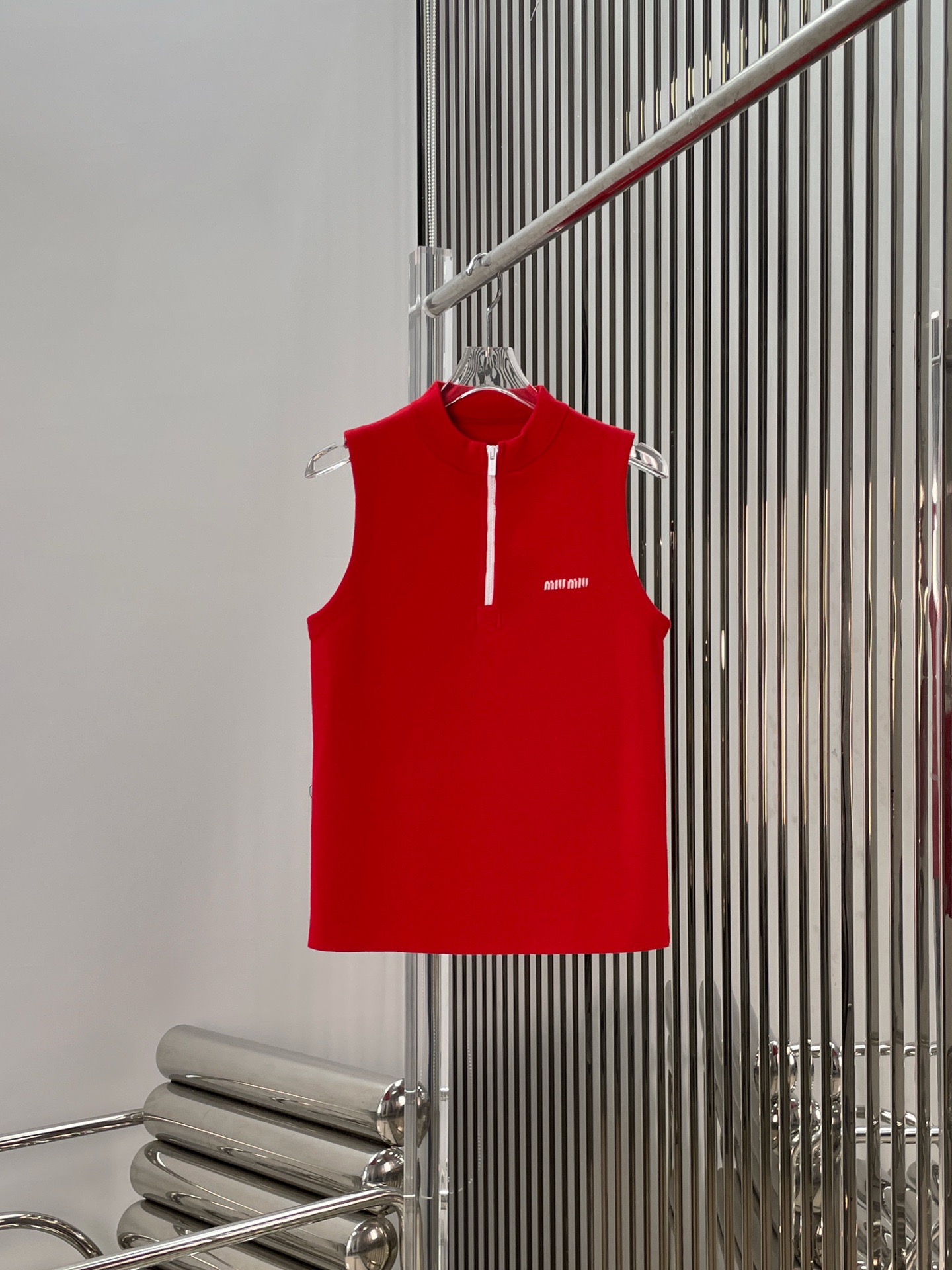 Жилет женский в стиле Miu Miu из трикотажа красного цвета на молнии