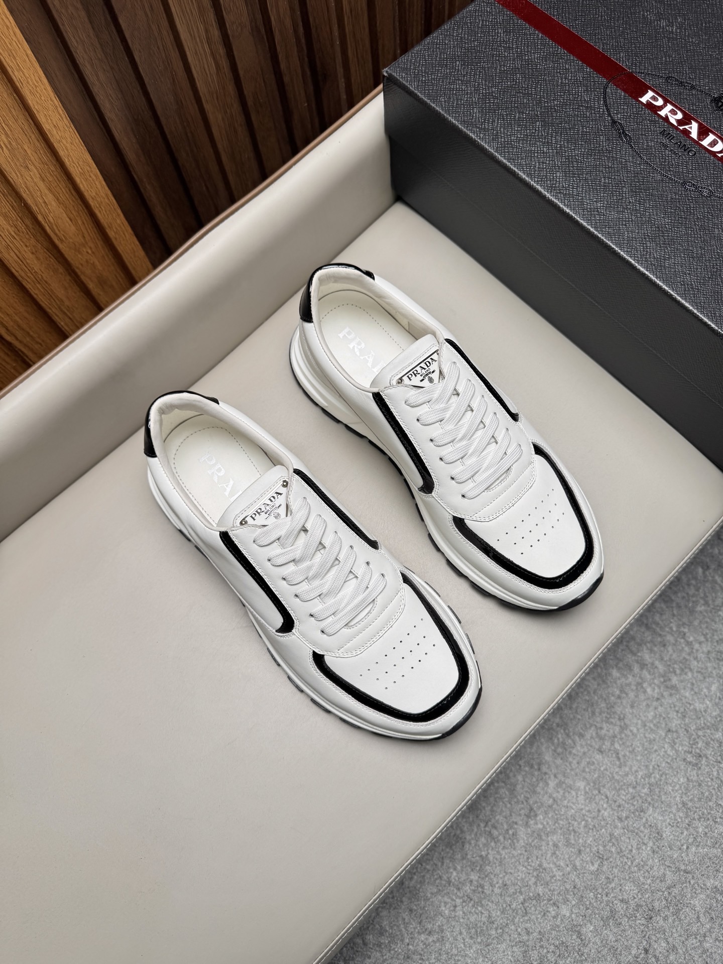 Кроссовки мужские в стиле Prada белого цвета с черными вставками