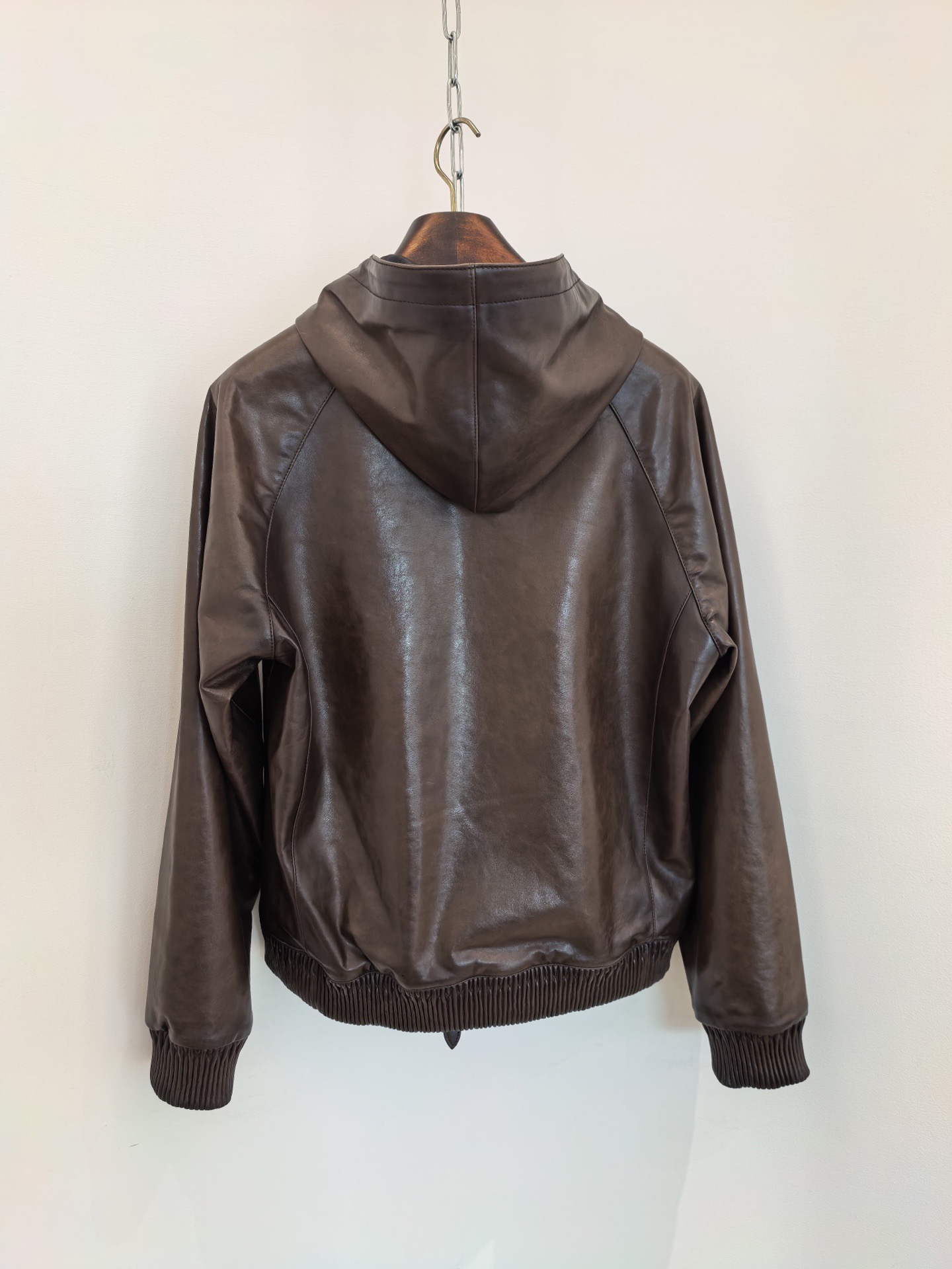 Куртка мужская в стиле Berluti из натуральной кожи коричневого цвета с капюшоном