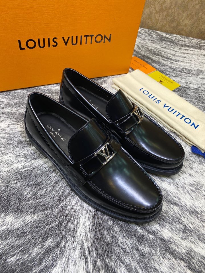 Лоферы мужские в стиле Louis Vuitton из натуральной кожи черного цвета