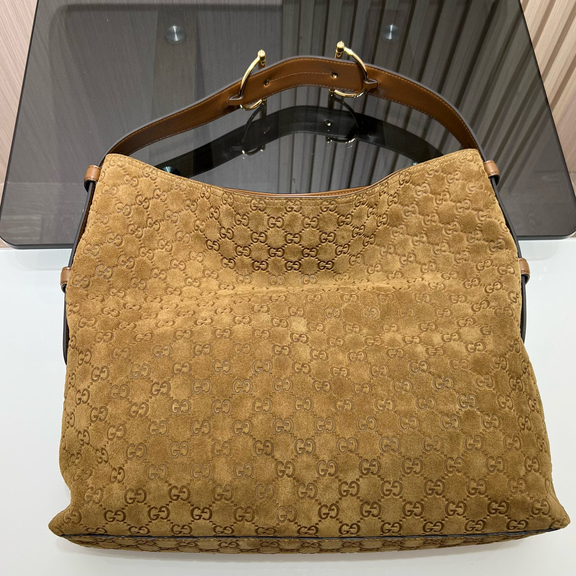 Сумка женская в стиле Gucci GG Emblem из натуральной замши и кожи песочного цвета