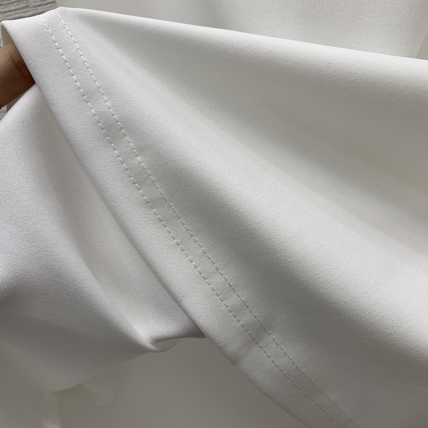 Костюм женский в стиле Burberry: футболка с логотипом и плиссированная юбка