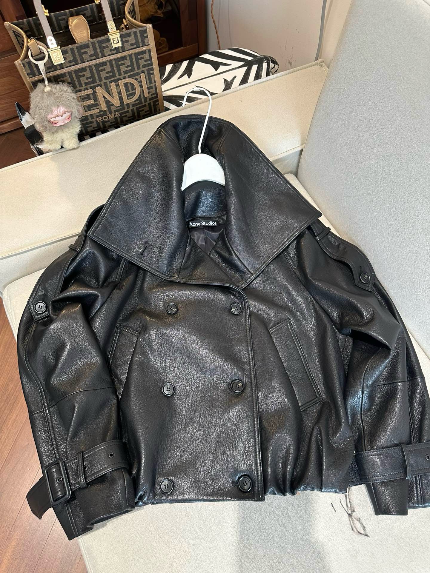 Куртка женская Acne Studios чёрного цвета с высоким воротником и двубортной застёжкой