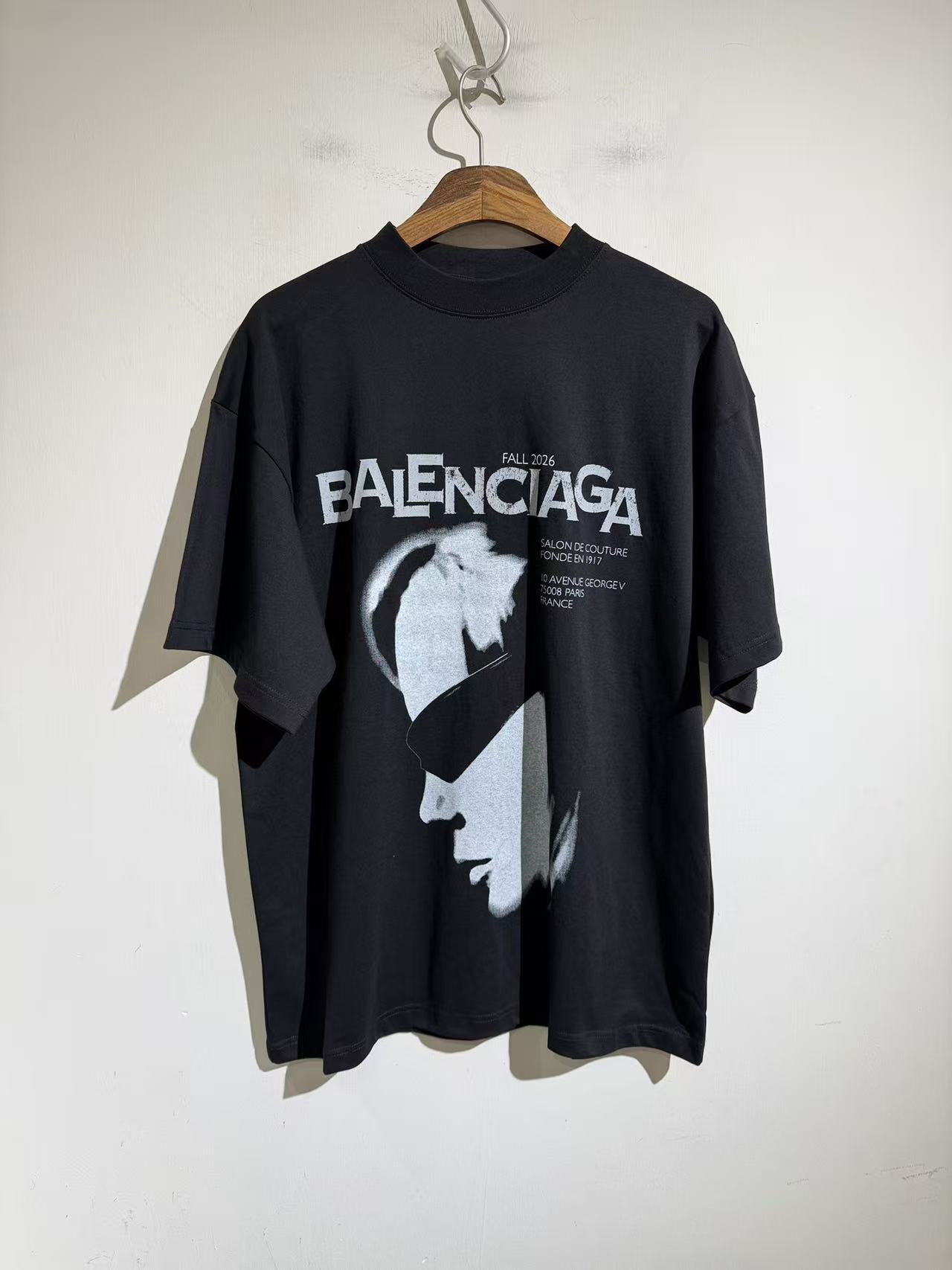 Футболка женская в стиле Balenciaga чёрного цвета с графичным принтом