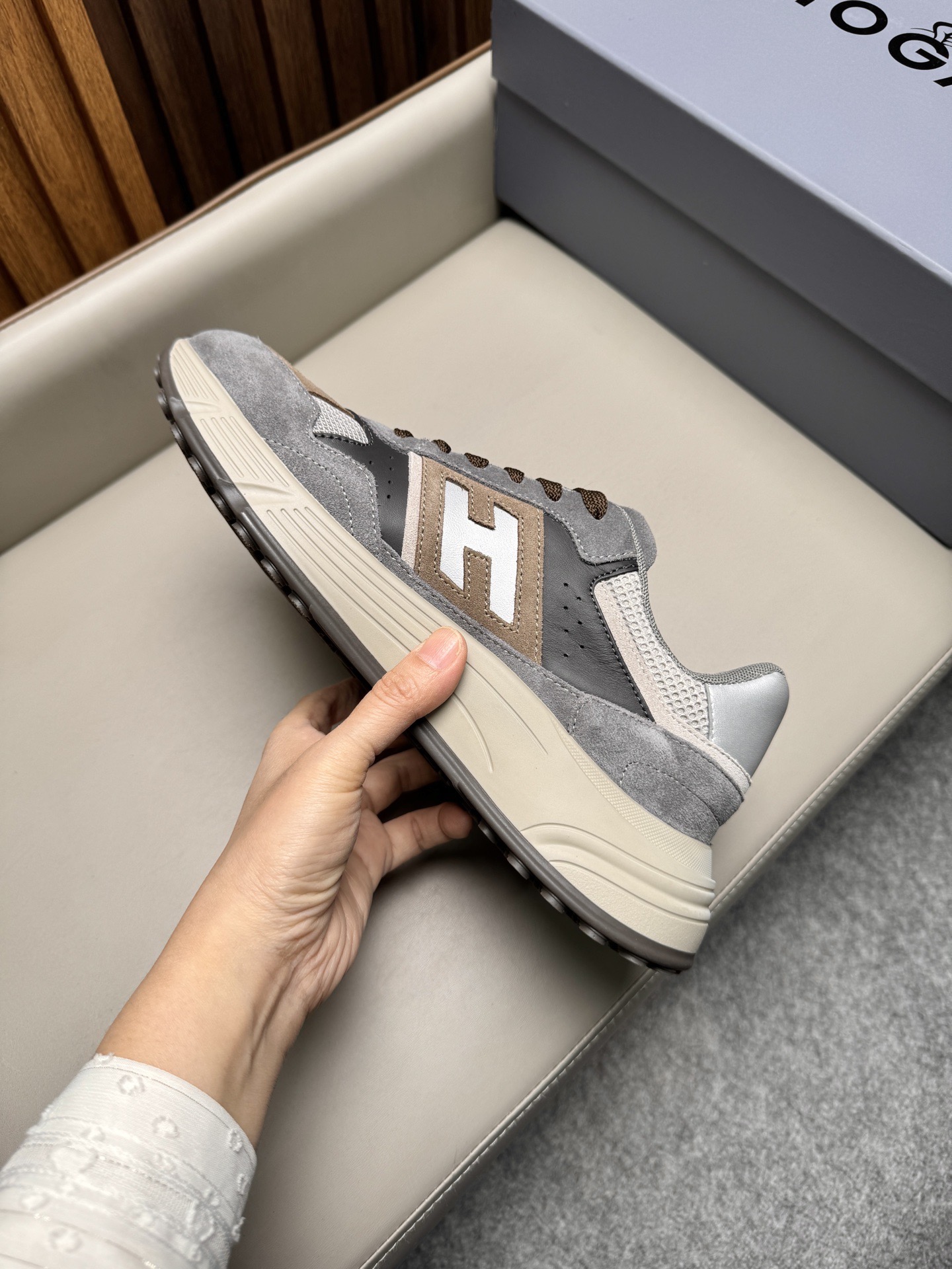 Кроссовки мужские Hogan H Patch Hyperlight светло-серого цвета с коричневыми вставками