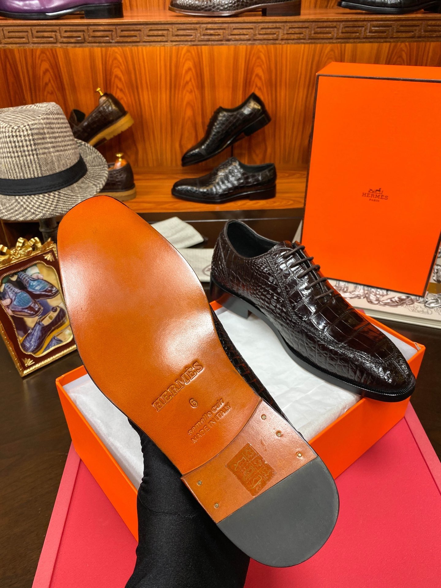 Туфли мужские Hermès из цельнокроеной кожи крокодила тёмно-коричневого цвета