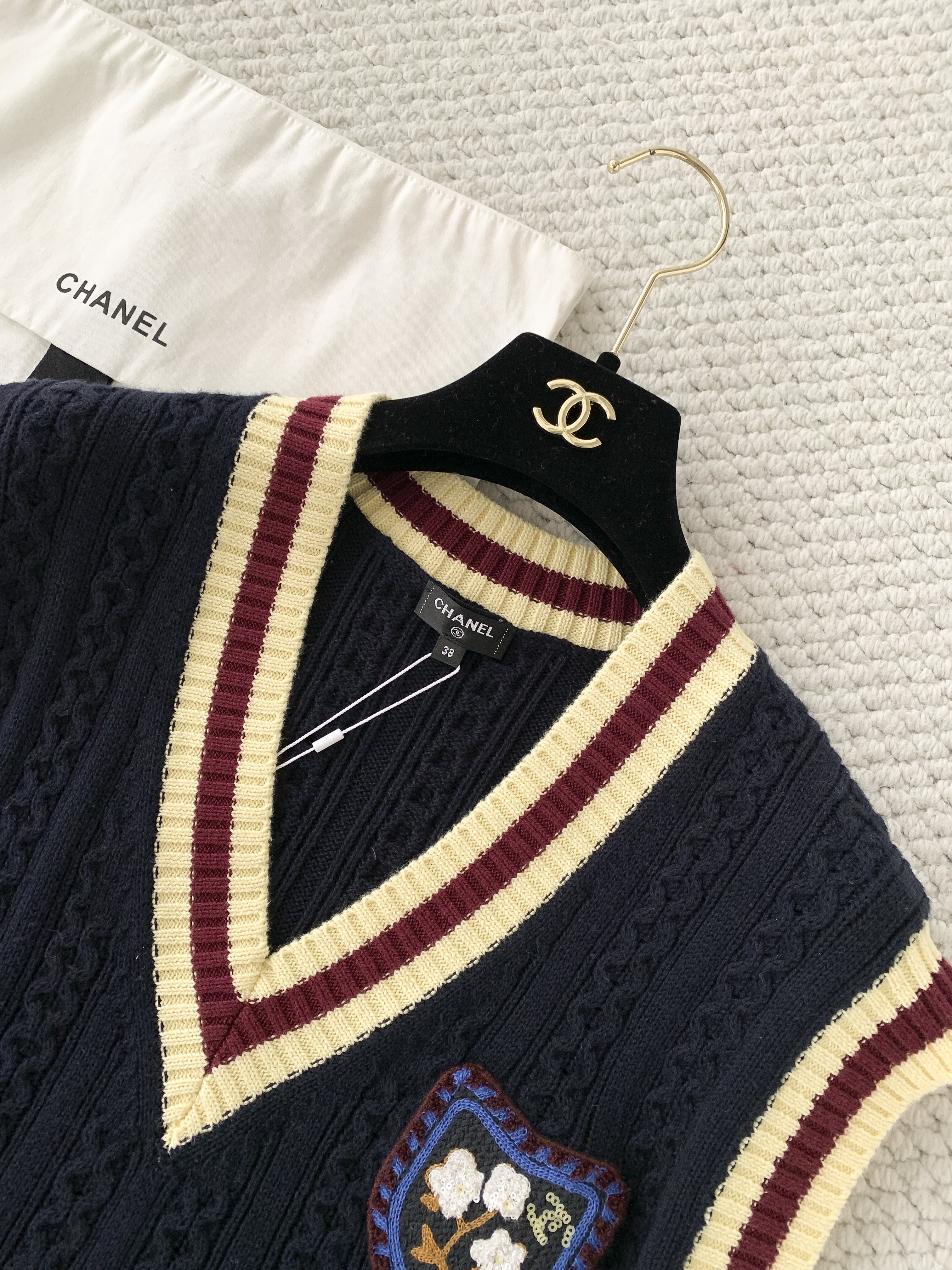 Жилет женский в стиле Chanel тёмно-синего цвета с контрастной отделкой