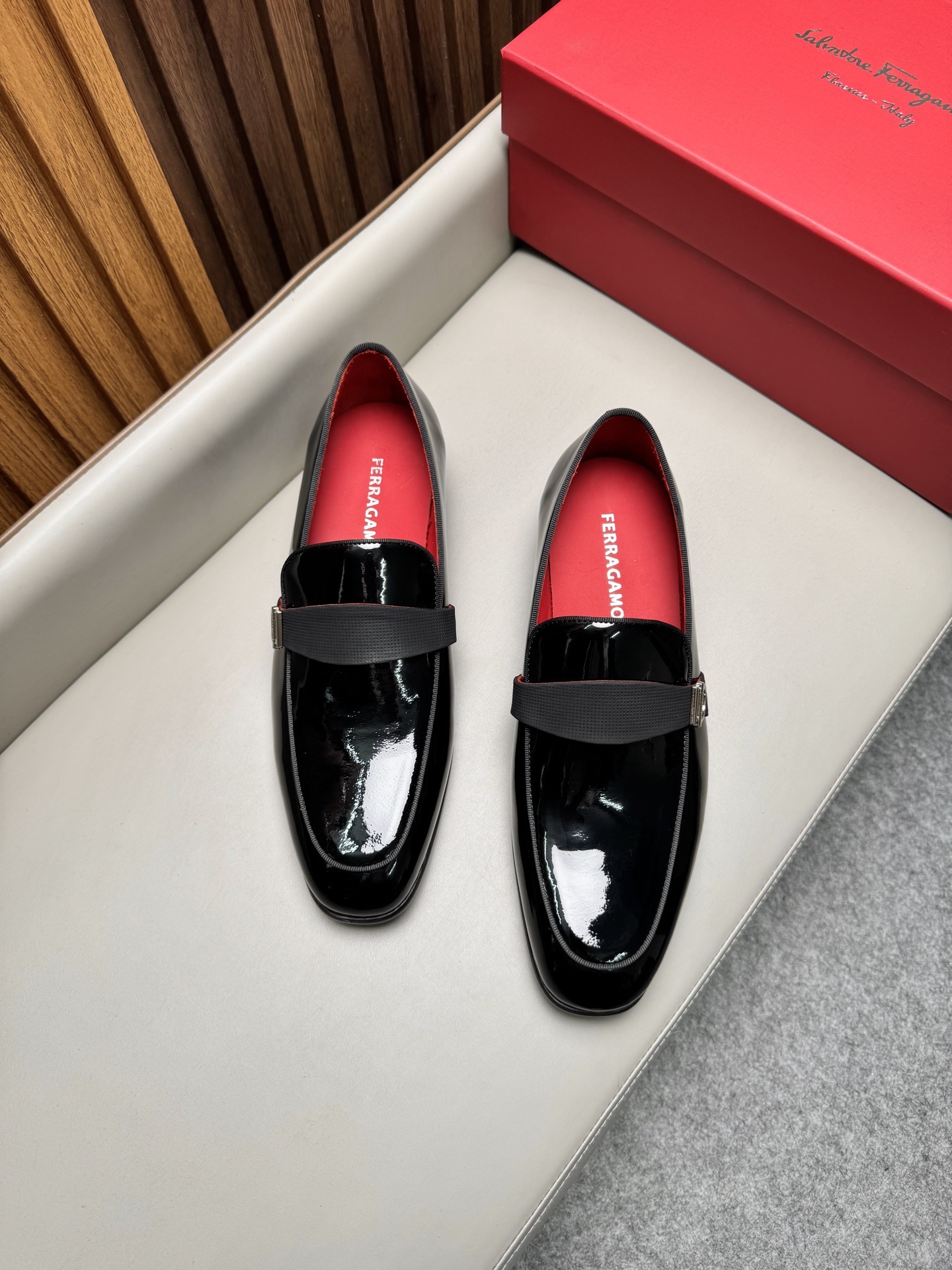 Лоферы мужские в стиле Ferragamo Gancini черного цвета