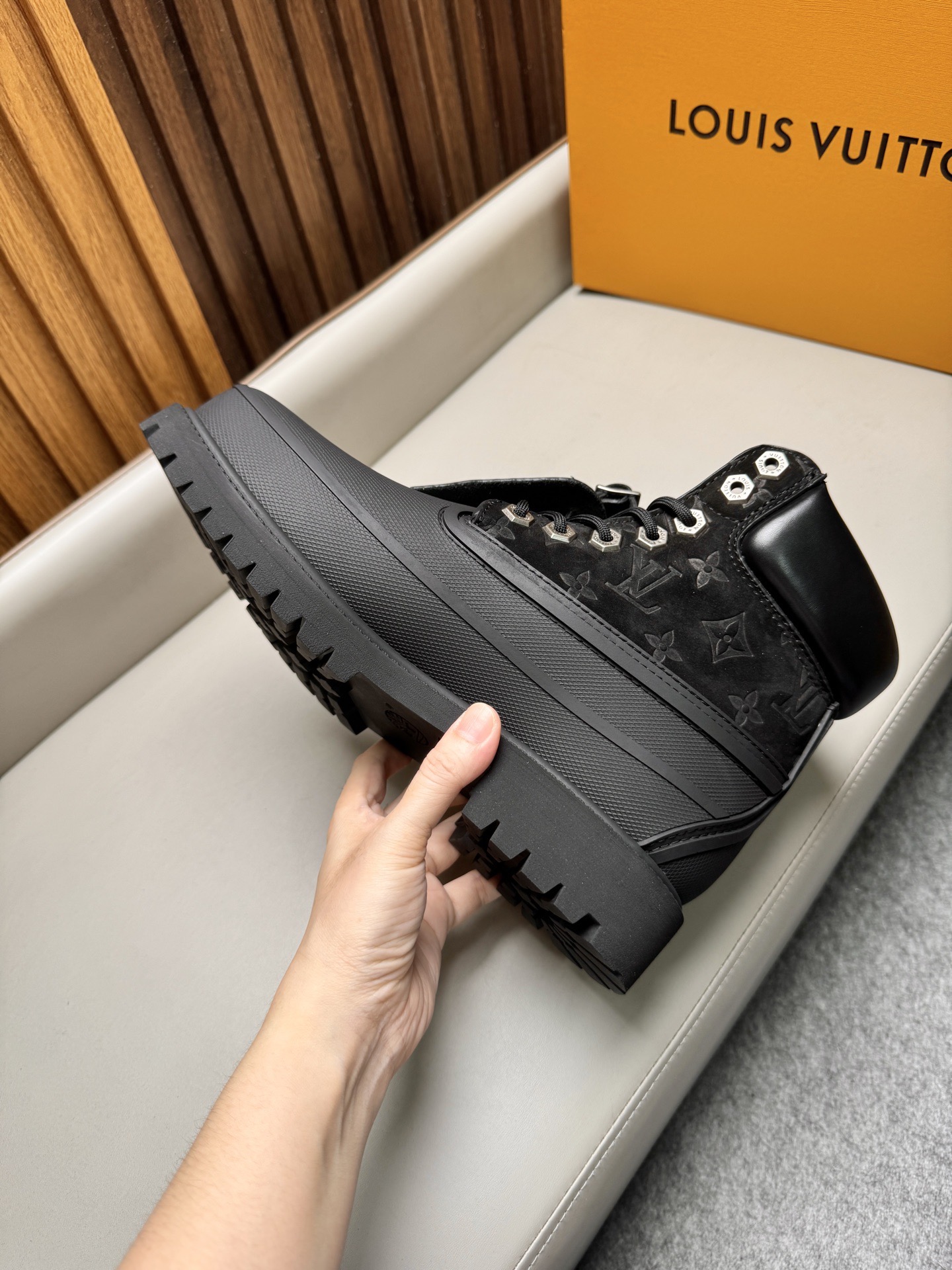 Ботинки мужские Louis Vuitton LV Remix Combat Boot чёрного цвета