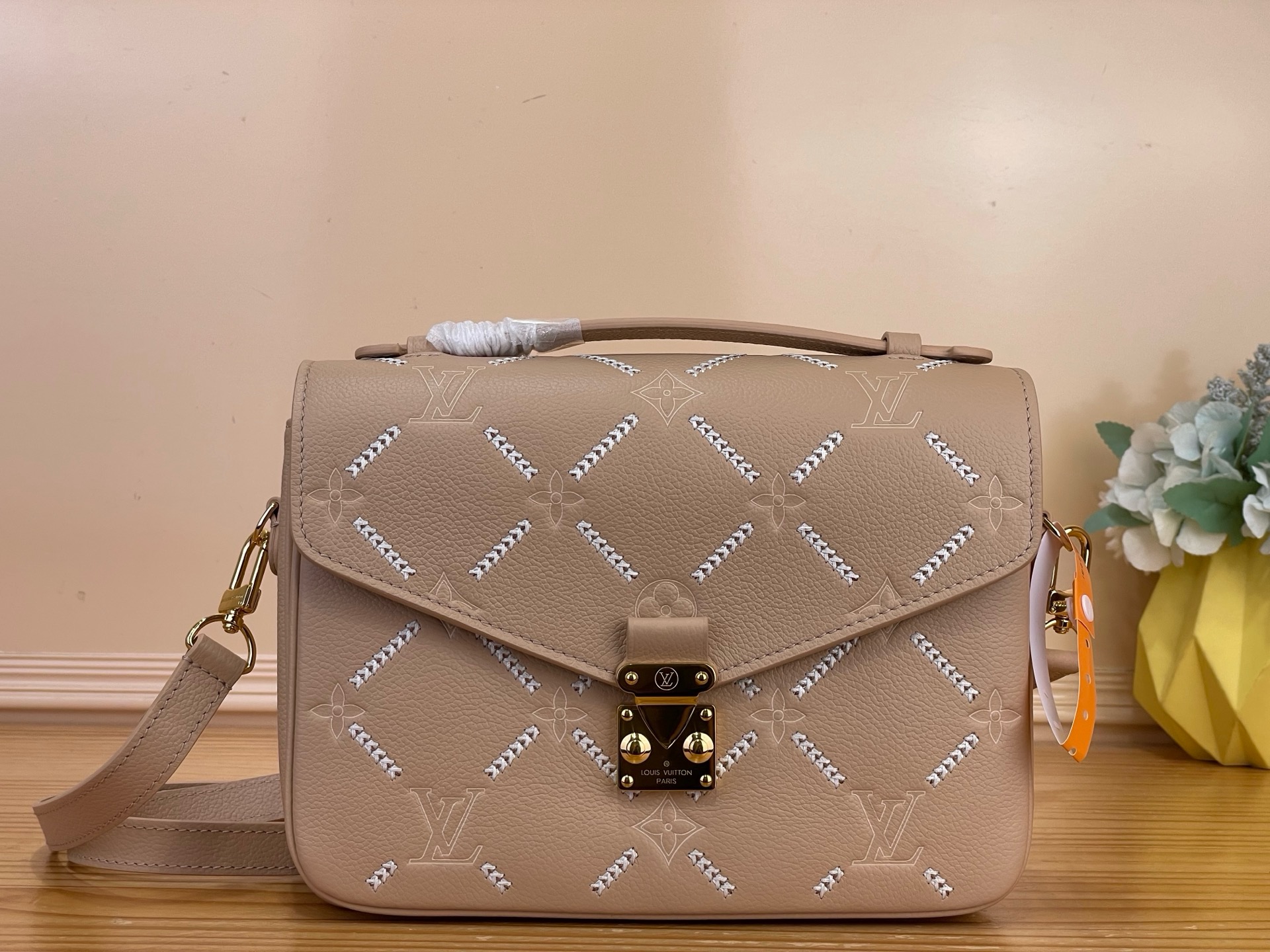 Сумка женская Louis Vuitton Pochette Métis MM  серо-коричневого цвета с вышивкой