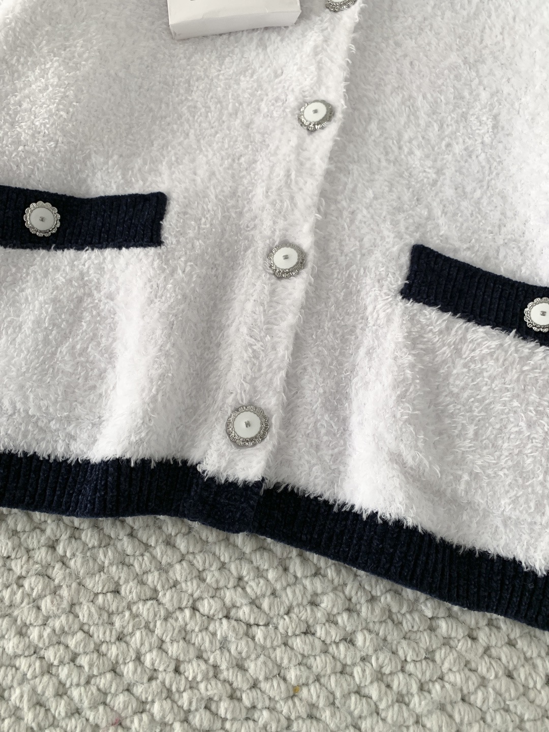 Кардиган женский в стиле Chanel белого цвета с контрастной отделкой