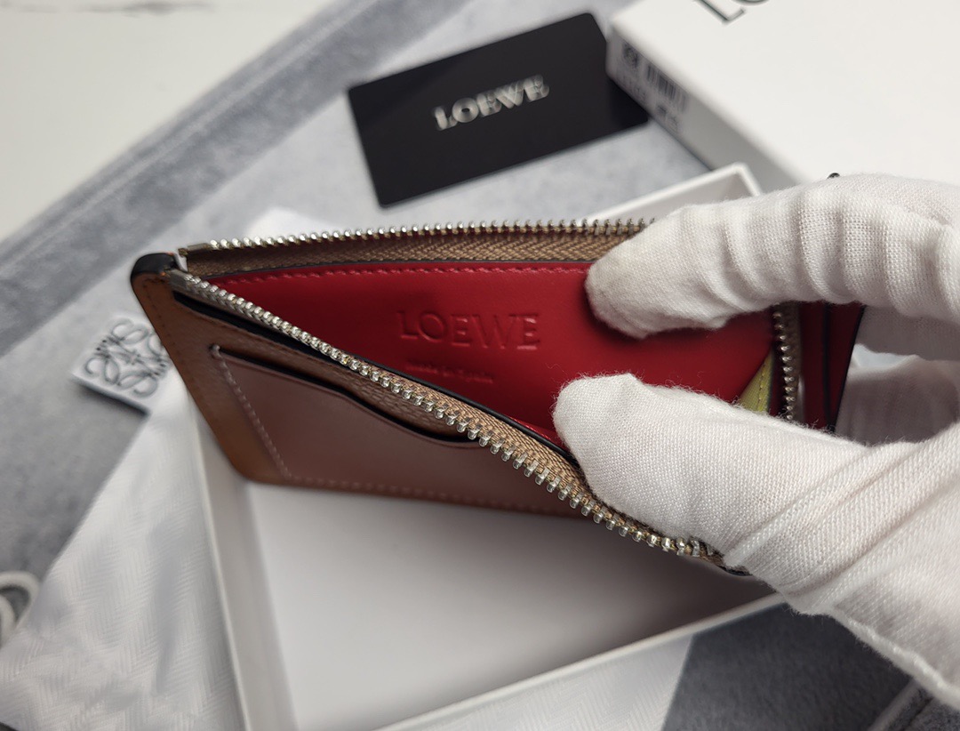 Картхолдер в стиле Loewe Anagram L1103 коричневого  цвета