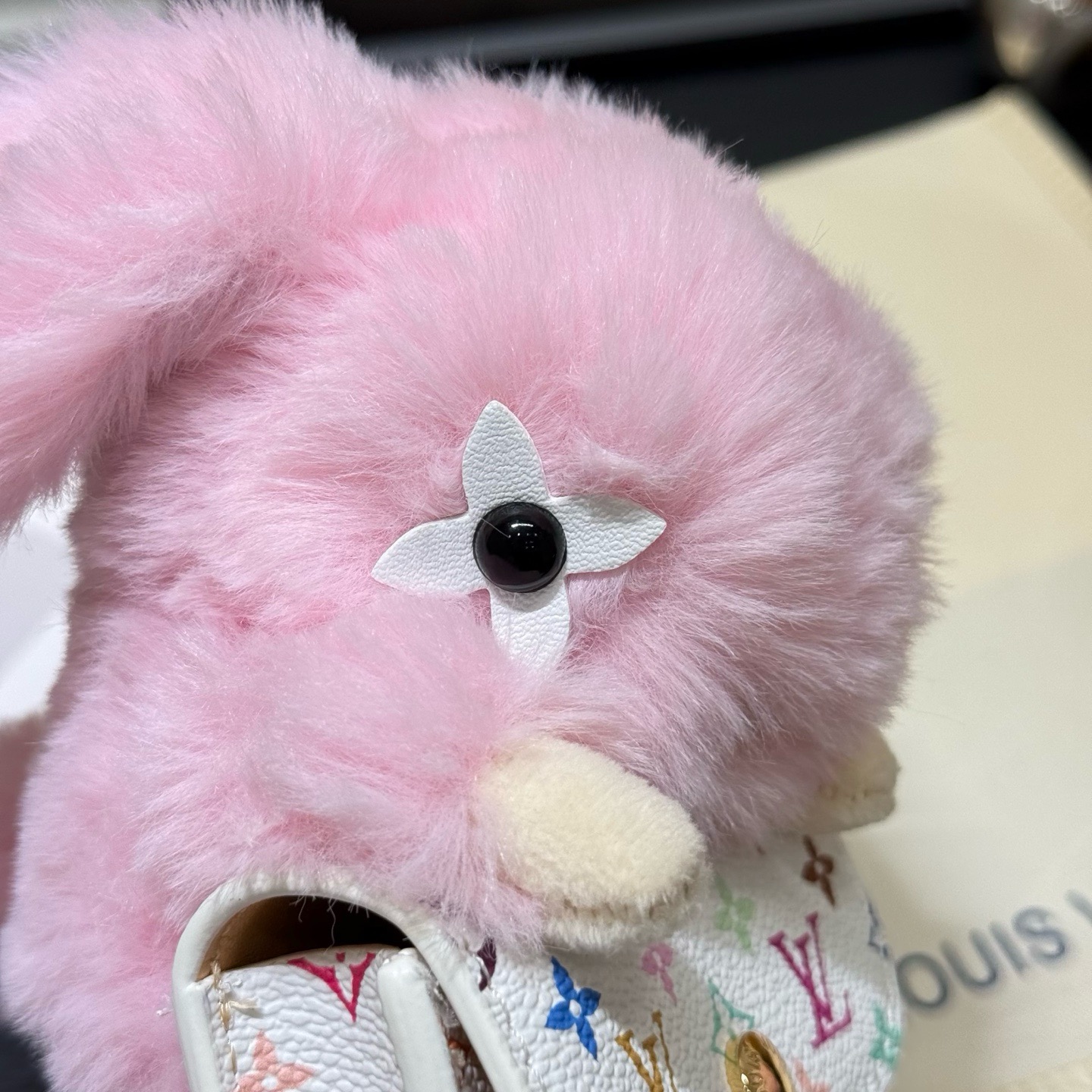 Брелок женский Louis Vuitton LV Cute Bunny розового цвета