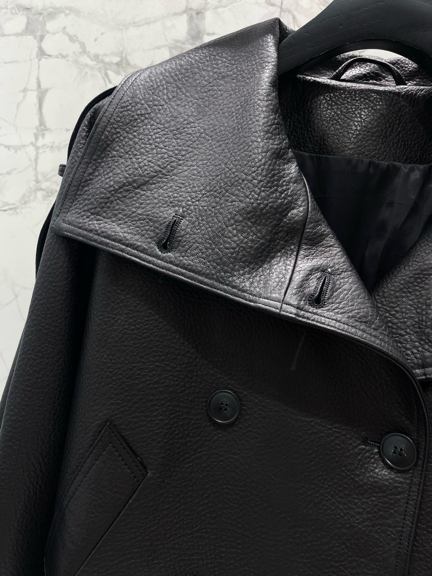Тренч укороченный женский Acne Studios Cropped Leather Trench Coat чёрного цвета