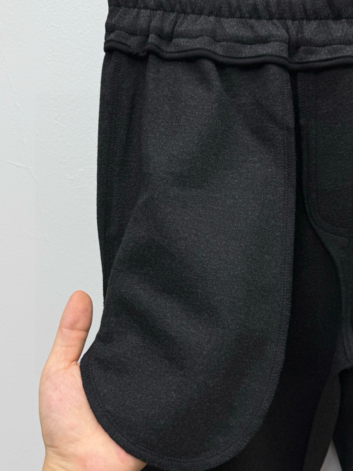 Брюки мужские спортивные из смешанной ткани чёрно-серого цвета с отделкой в рубчик