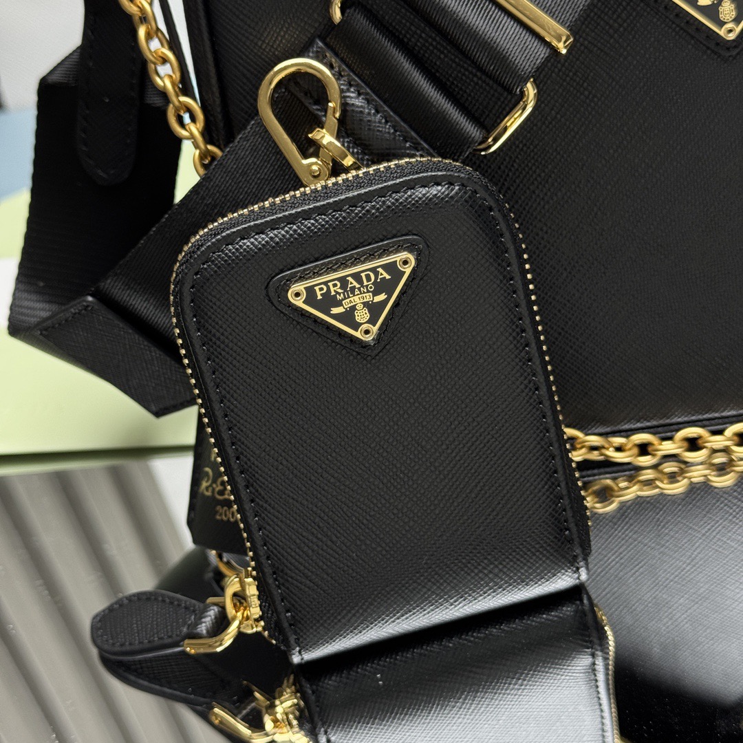 Сумка женская в стиле Prada Re-Edition 2005 Hobo чёрного  цвета