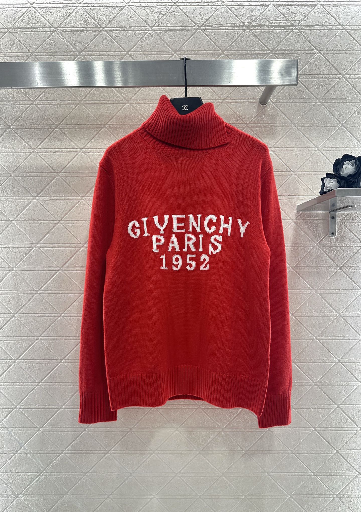 Свитер женский Givenchy Paris 1952 красный цвета с высоким воротом