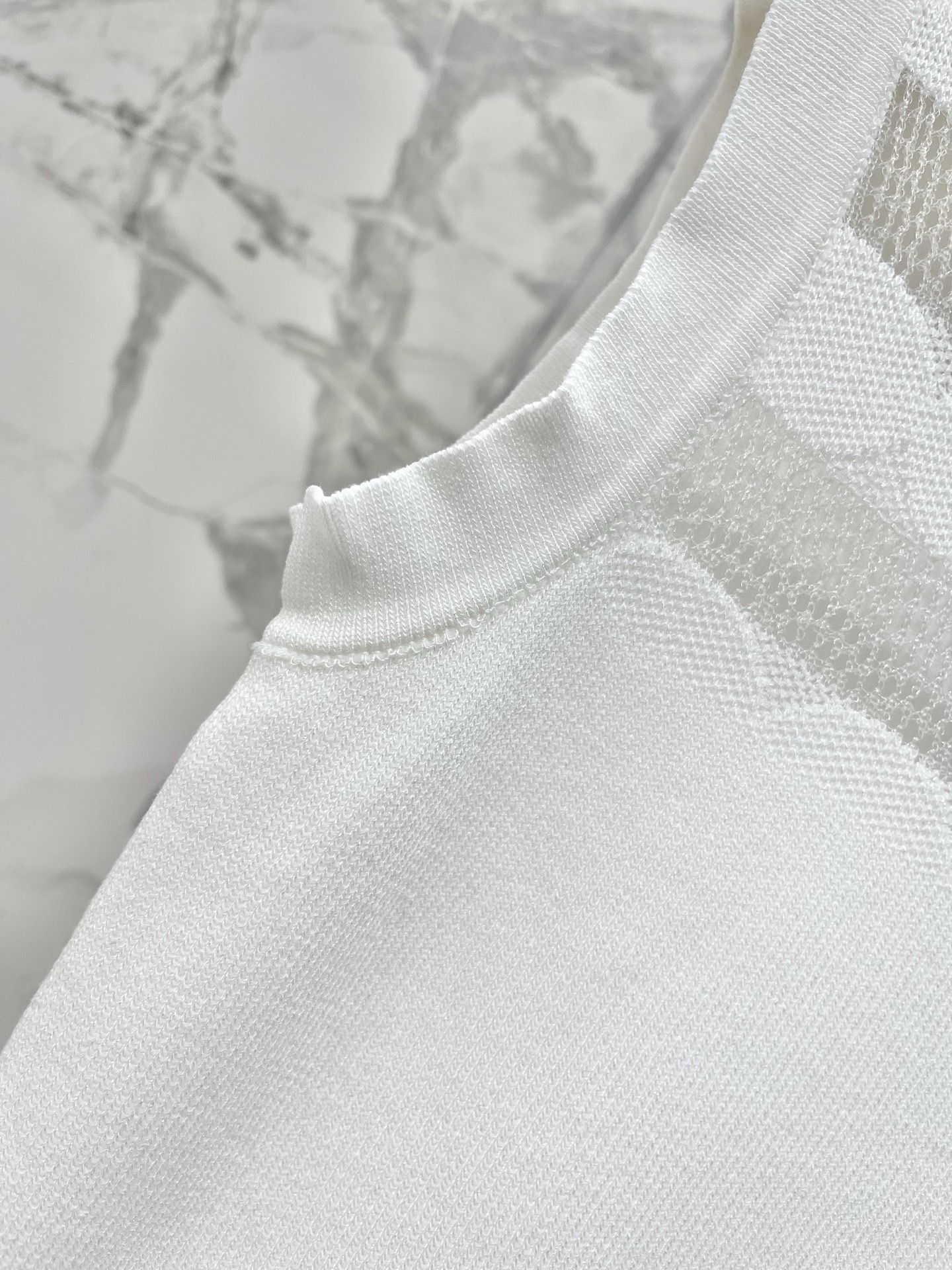 Костюм женский в стиле Miu Miu трикотажный: топ без рукавов и юбка миди плиссированная белого цвета