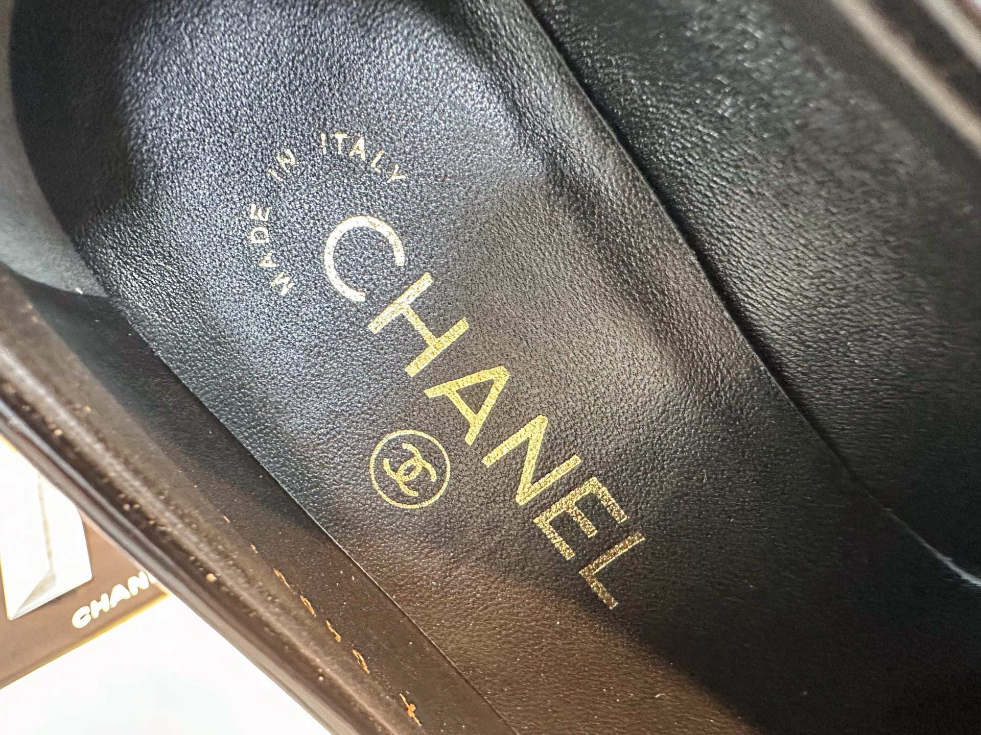 Лоферы женские в стиле Chanel из натуральной кожи черного цвета