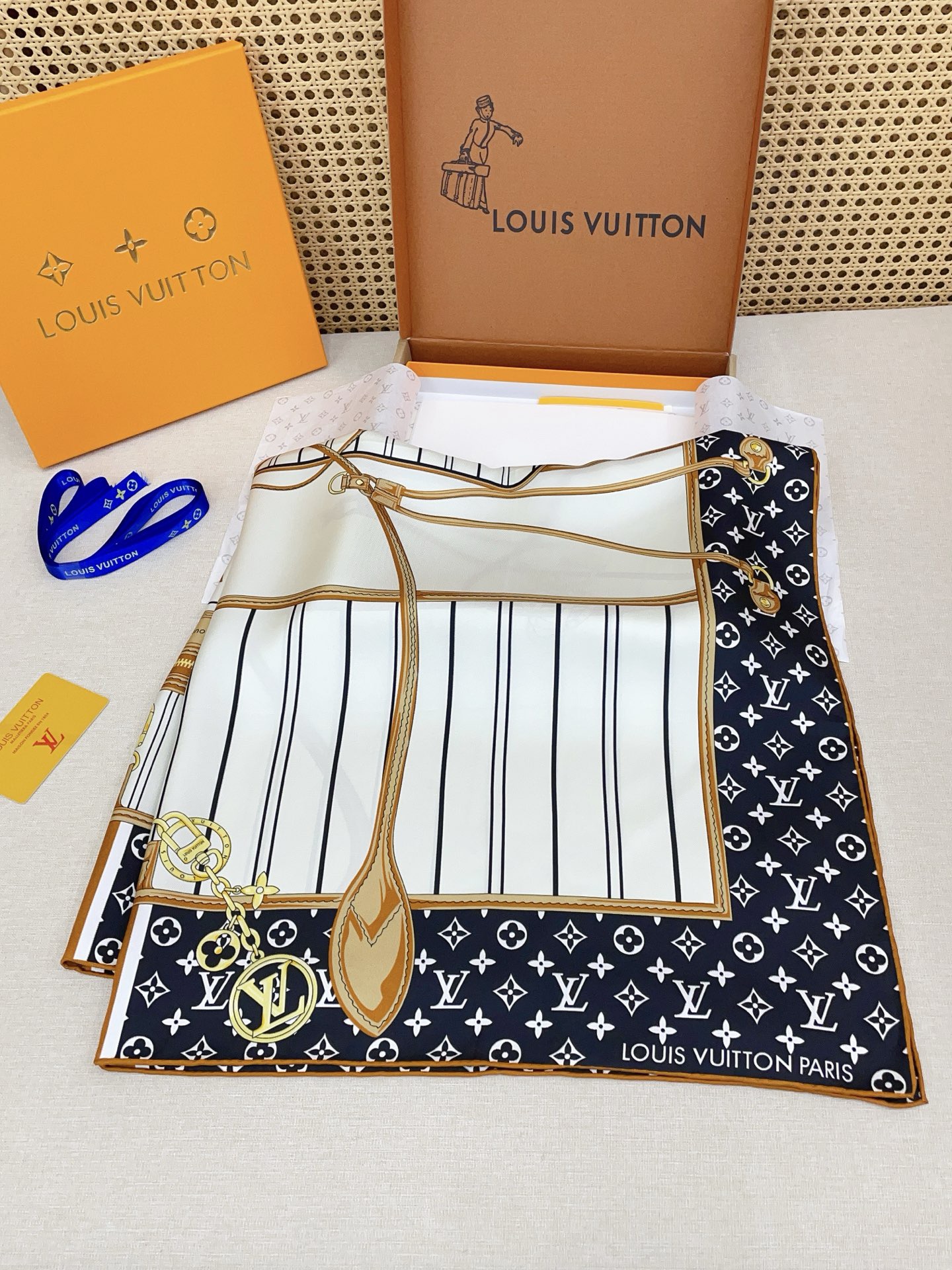 Платок женский в стиле Louis Vuitton из натурального шёлка 90×90 см двусторонний с монограммой