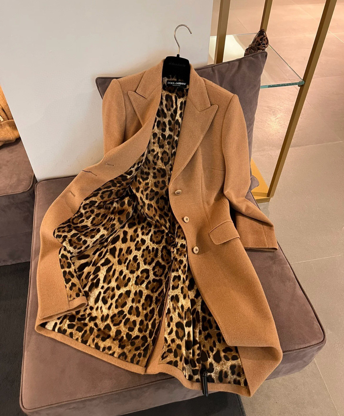 Пальто женское в стиле Dolce & Gabbana с леопардовой подкладкой и жемчужной отделкой, карамельного цвета