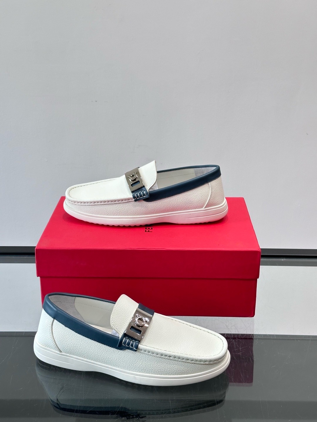Лоферы мужские в стиле Ferragamo Gancini белого цвета с синей окантовкой