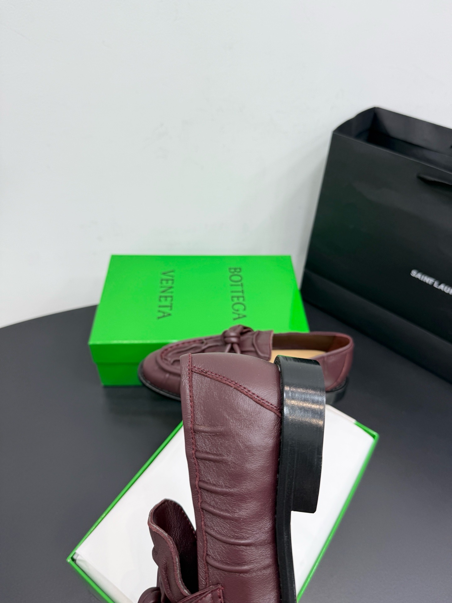 Лоферы женские Bottega Veneta Astaire бордового цвета