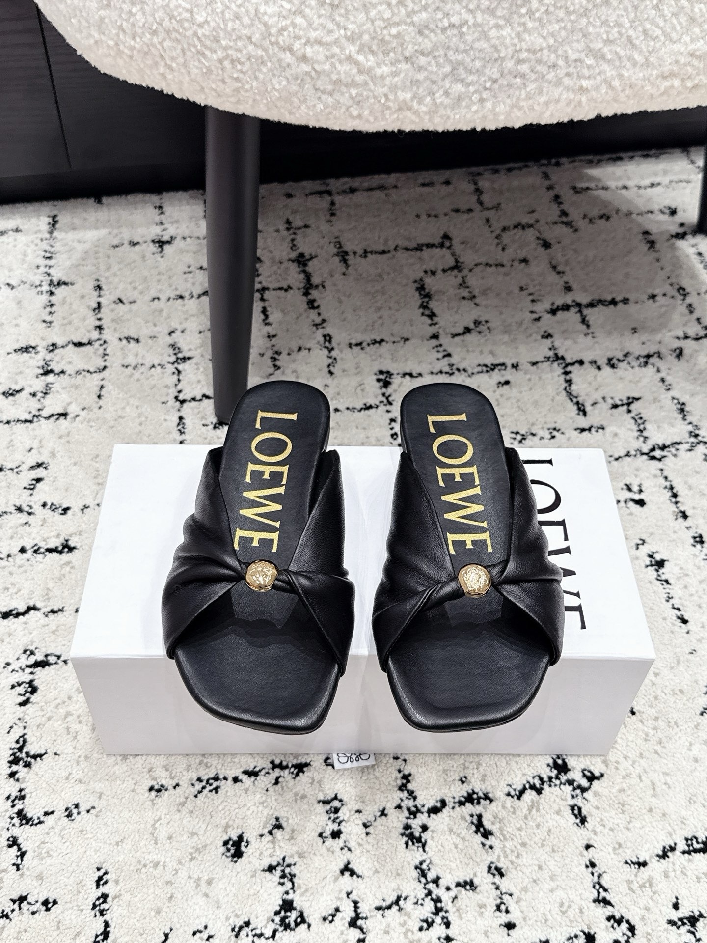 Мюли женские Loewe Pebble Soft Slide чёрного цвета
