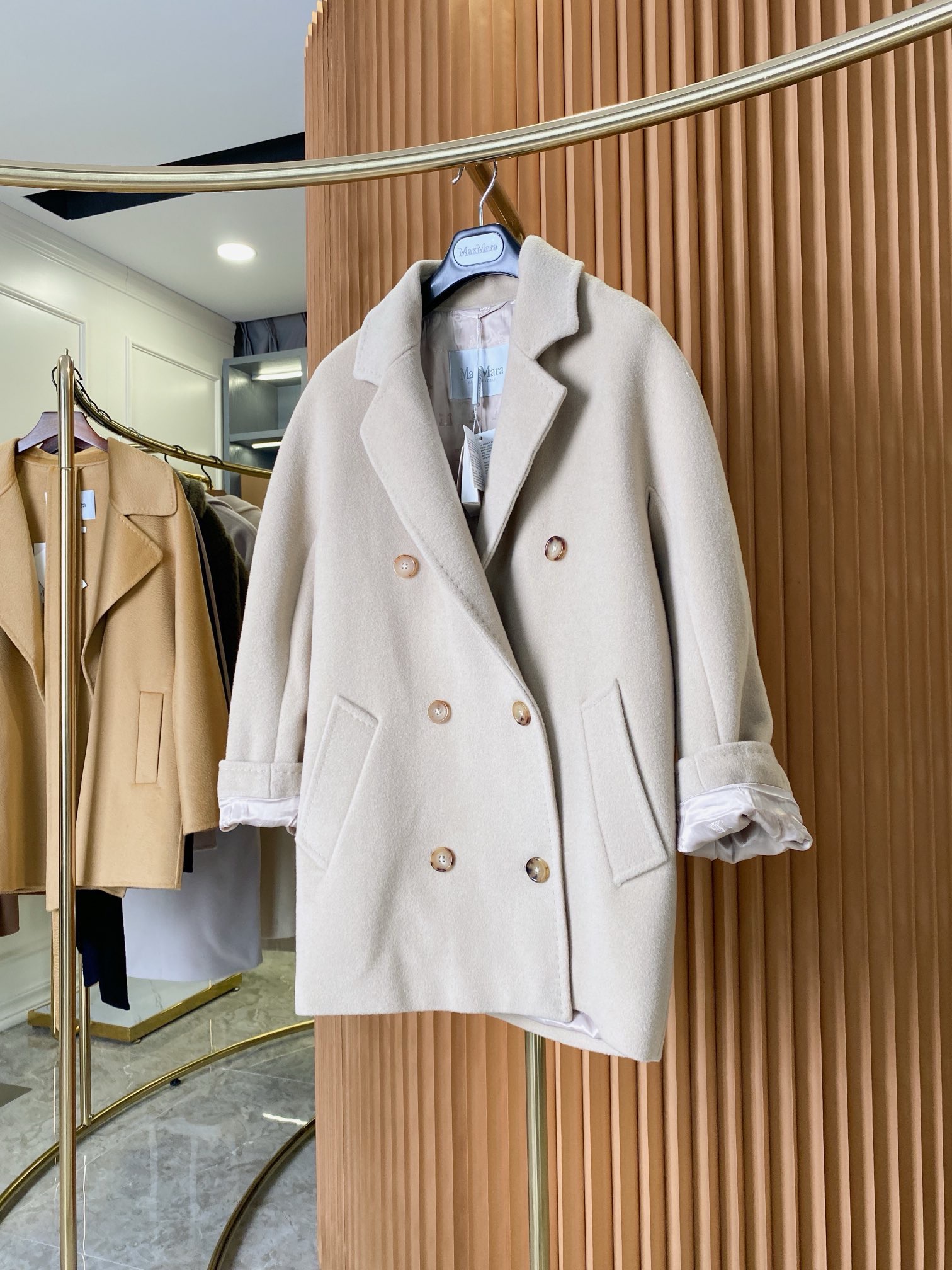 Пальто женское Max Mara Short 101801 Icon Coat бежевого цвета