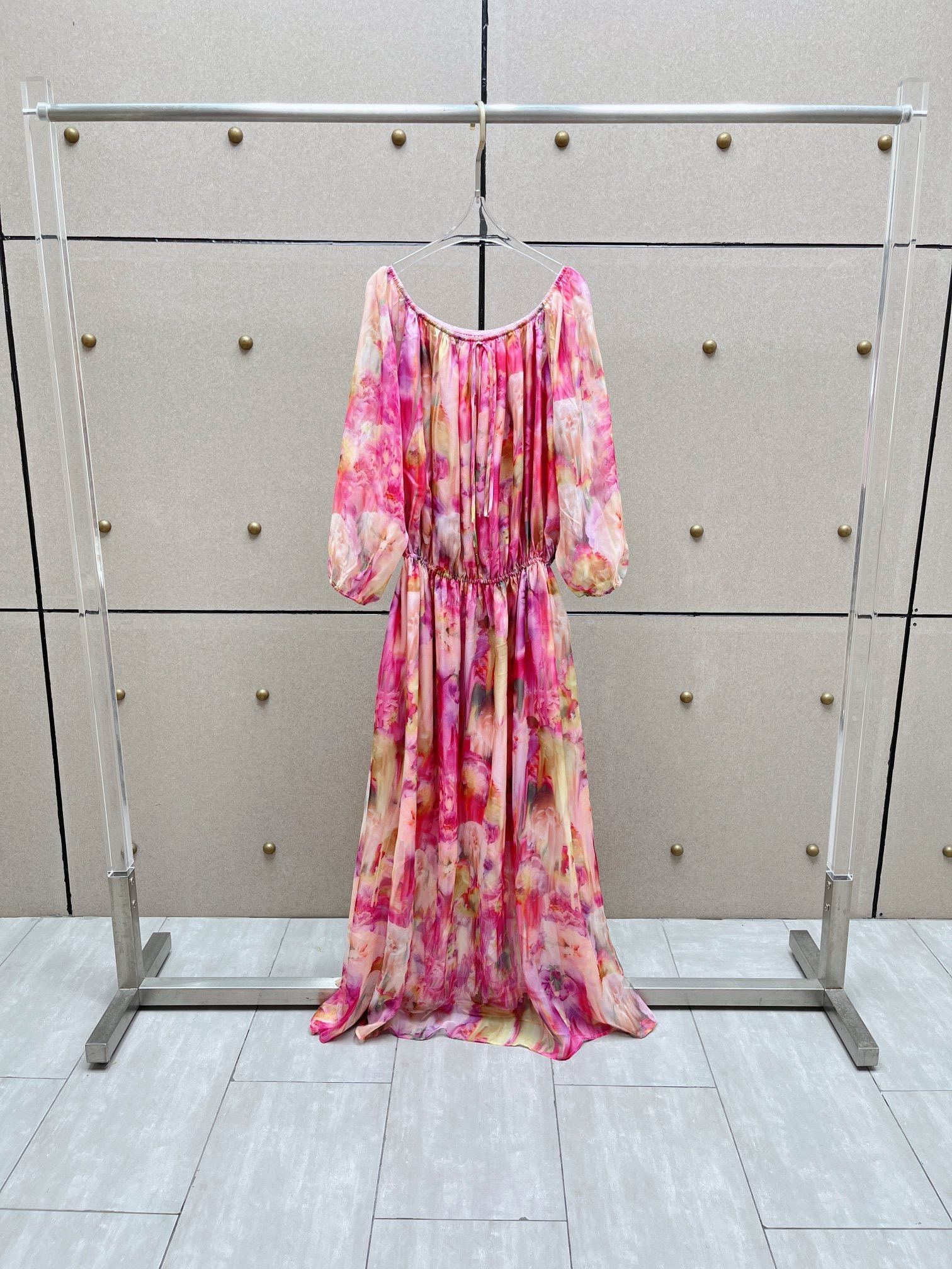 Платье женское в стиле Blumarine розового цвета с цветочным принтом и открытыми плечами